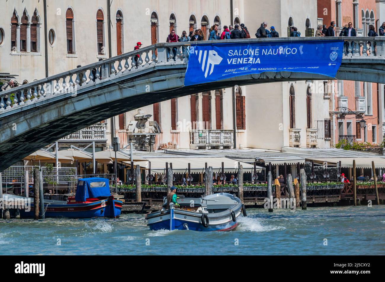 Arbeitsboote transportieren Müll und Güter auf dem Canale Grande - die Kanäle sind die Hauptarterien für alle Formen des Wasserverkehrs - Venedig zu Beginn der Biennale di Venezia im Jahr 2022. Stockfoto