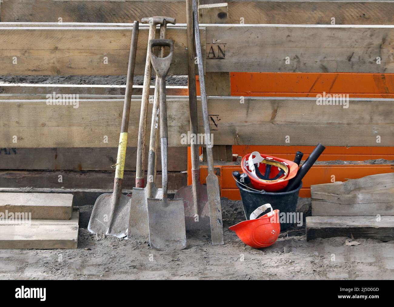 03/10/2021 - Pik, Schaufeln, Hüte, Werkzeuge und ein Eimer liegen auf einer Baustelle einer Buastelle. [Automatisierte Übersetzung] Stockfoto
