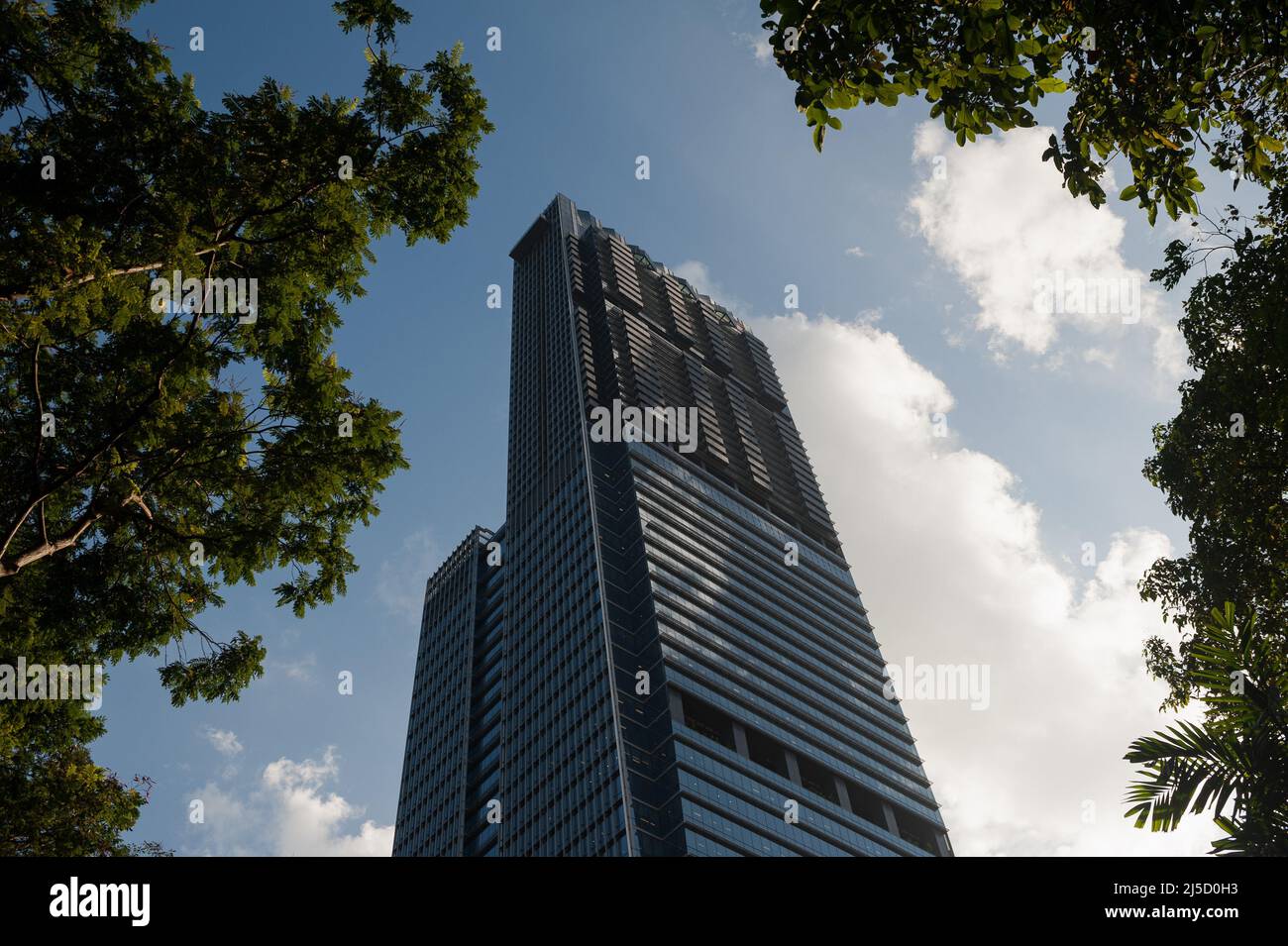 12. Februar 2018, Singapur, Republik Singapur, Asien - der moderne Wolkenkratzer des Tanjong Pagar Center (Guoco Tower) im Geschäftsviertel der südostasiatischen Metropole, in dem sich ein luxuriöses Penthouse der Wallich Residence befindet. Mit einer Höhe von 290 Metern ist das Mischprojekt derzeit das höchste Gebäude im Stadtstaat. Geplant und gestaltet wurde es vom amerikanischen Architekturbüro Skidmore, Owings und Merrill. [Automatisierte Übersetzung] Stockfoto