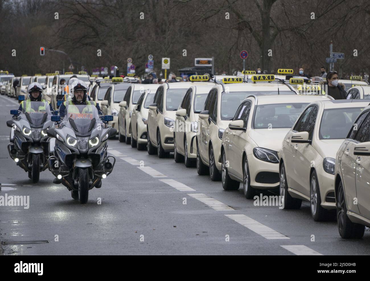 Berlin, DEU, 13.03.2021 - Autokolonne und Demonstration der Berliner Taxifahrer am Reichstag. Die neuen Regeln für Konkurrenten wie Uber führen weiterhin zu Protesten von Taxifahrern. [Automatisierte Übersetzung] Stockfoto