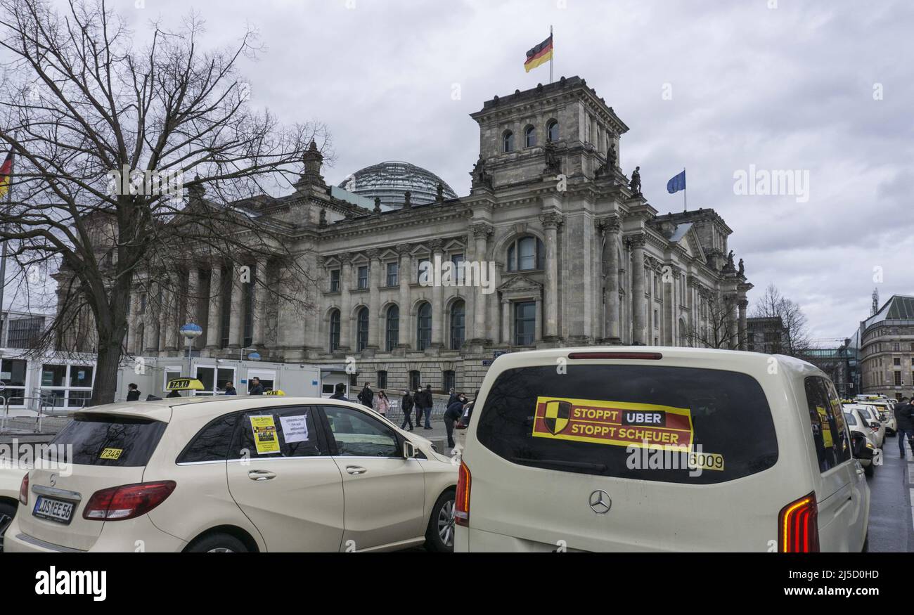 Berlin, DEU, 13.03.2021 - Autokolonne und Demonstration der Berliner Taxifahrer am Reichstag. Die neuen Regeln für Konkurrenten wie Uber führen weiterhin zu Protesten von Taxifahrern. [Automatisierte Übersetzung] Stockfoto