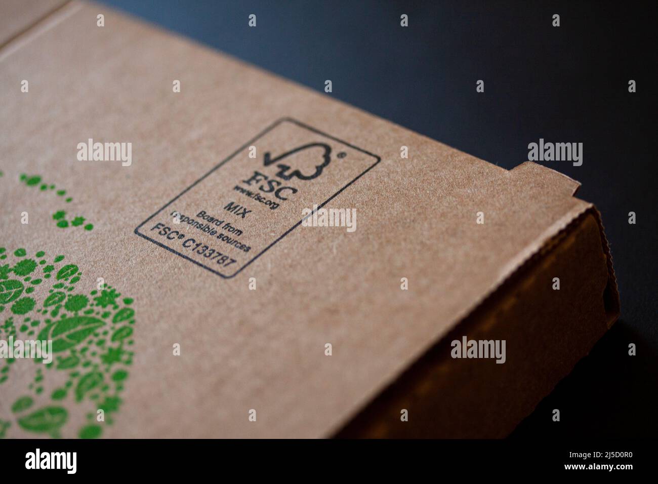 FSC-Logo auf nachhaltig kompostierbarer Pizzakarton gedruckt. FSC – The Forest Stewardship Council. Geringe Schärfentiefe und selektives Fokusimag Stockfoto