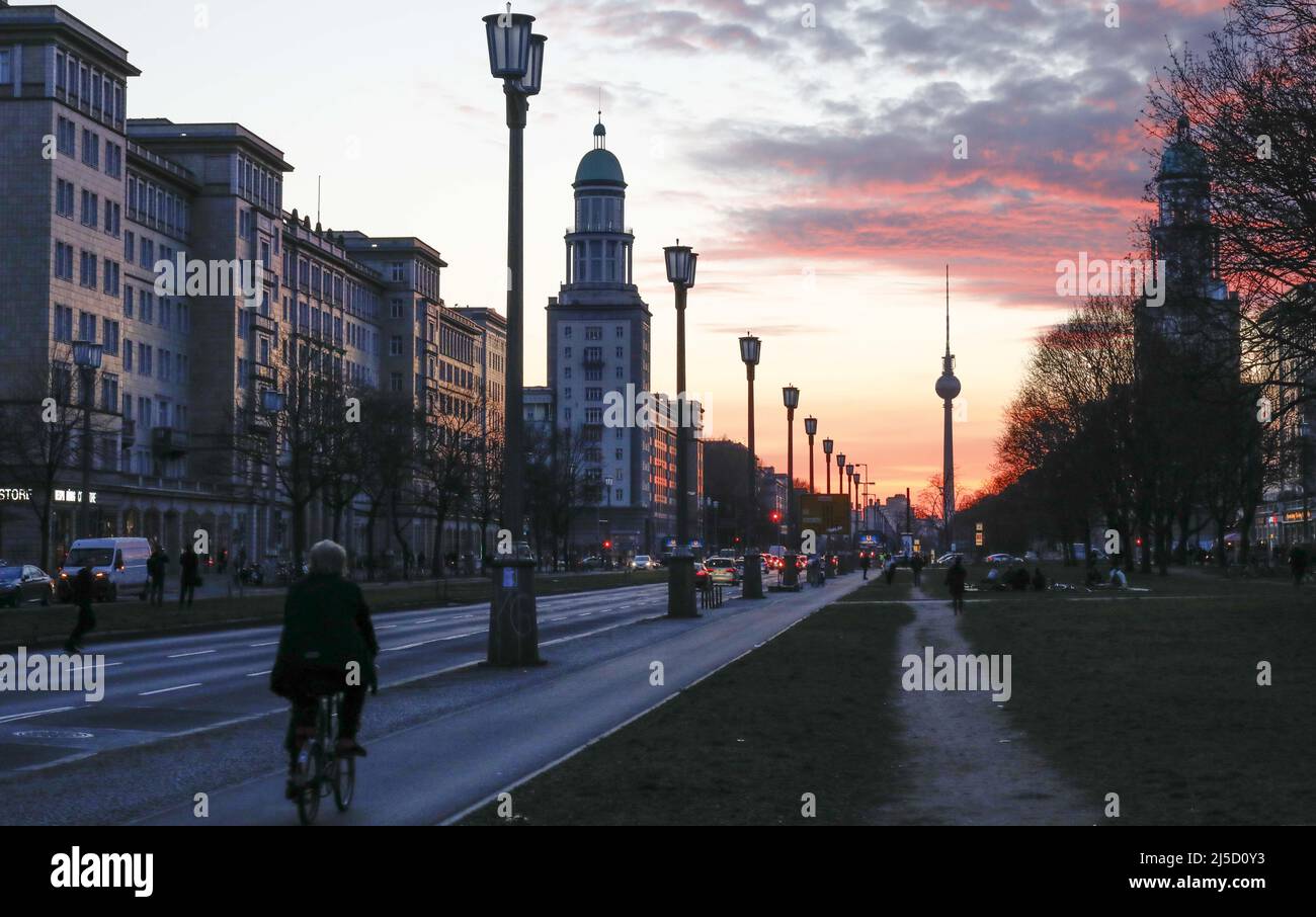 Berlin, DEU, 29.03.2021 - Abendstimmung in der Frankfurter Allee mit Blick auf den Fernsehturm Stockfoto