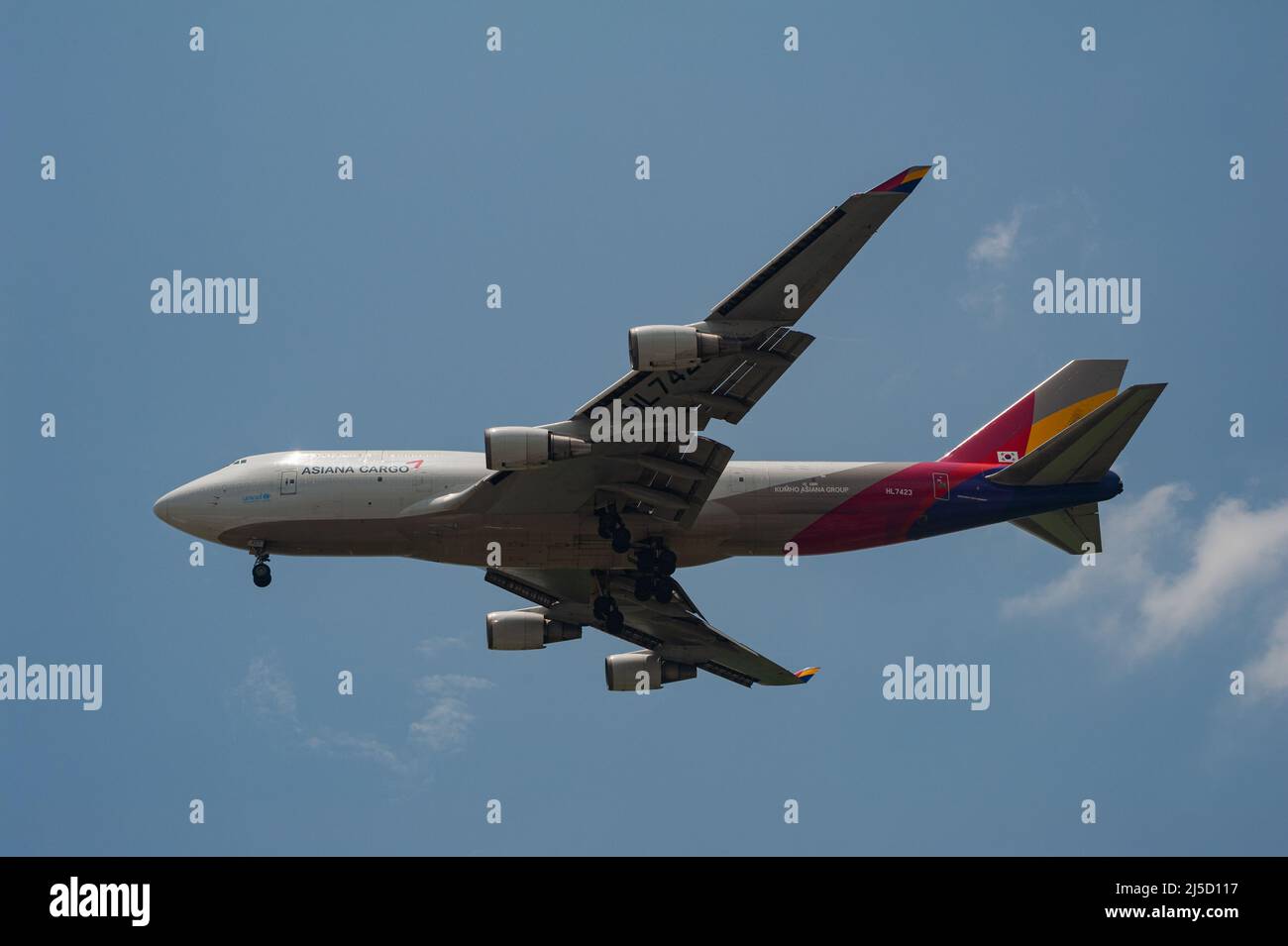 11. April 2021, Singapur, Republik Singapur, Asien - ein Frachtflugzeug der Asiana Cargo Boeing 747-400 SF mit der Registrierung HL7423 auf dem Anflug auf den Changi International Airport während der anhaltenden Corona-Krise. [Automatisierte Übersetzung] Stockfoto