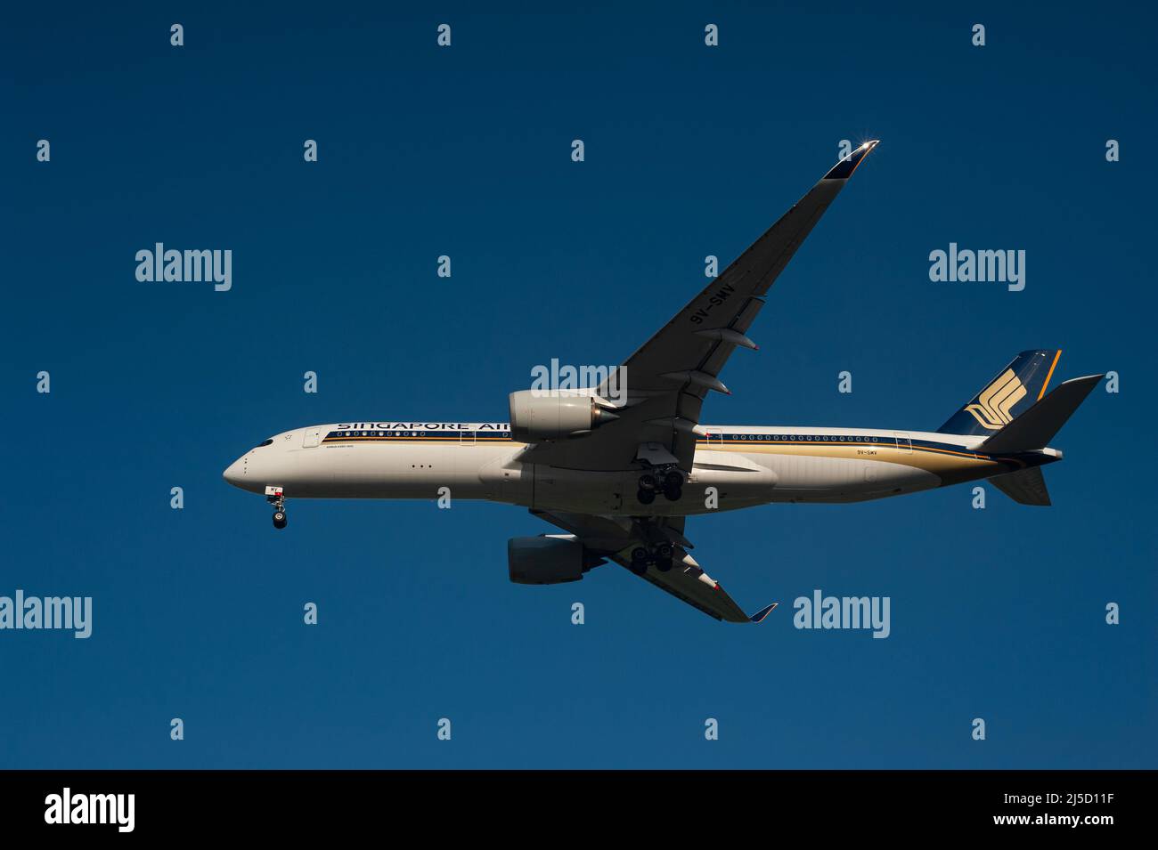 07. April 2021, Singapur, Republik Singapur, Asien - Ein Passagierflugzeug des Typs Singapore Airlines Airbus A350-900 mit der Registrierung 9V-SMV auf dem Anflug auf den Changi International Airport während der anhaltenden Corona-Krise. Singapore Airlines ist Mitglied der Star Alliance Airline Alliance. [Automatisierte Übersetzung] Stockfoto