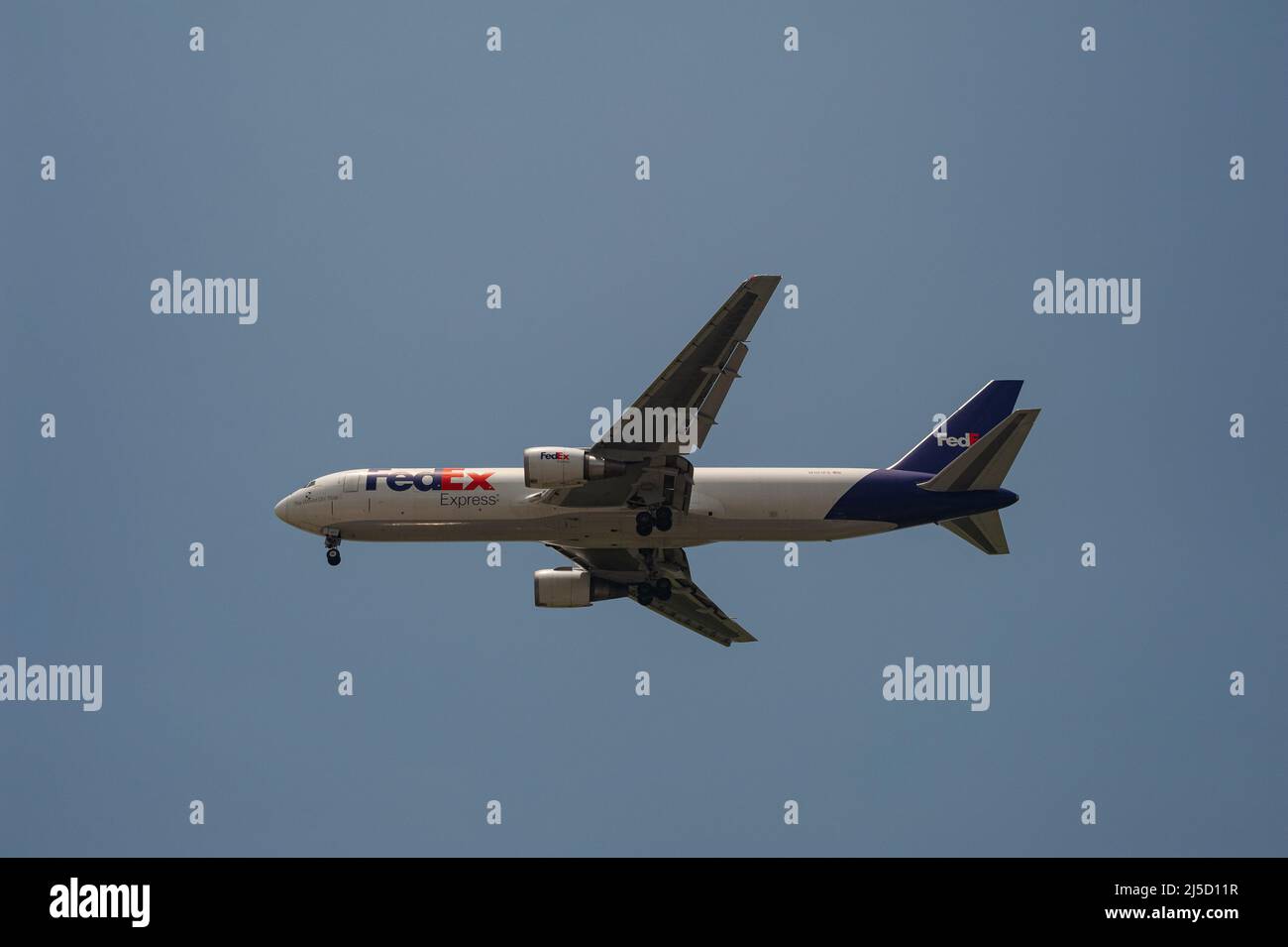 11. April 2021, Singapur, Republik Singapur, Asien - Ein Frachtflugzeug des Federal Express (FedEx) Boeing 767-300 F (er) mit der Registrierung N101FE auf dem Anflug auf den Changi International Airport während der anhaltenden Corona-Krise. [Automatisierte Übersetzung] Stockfoto