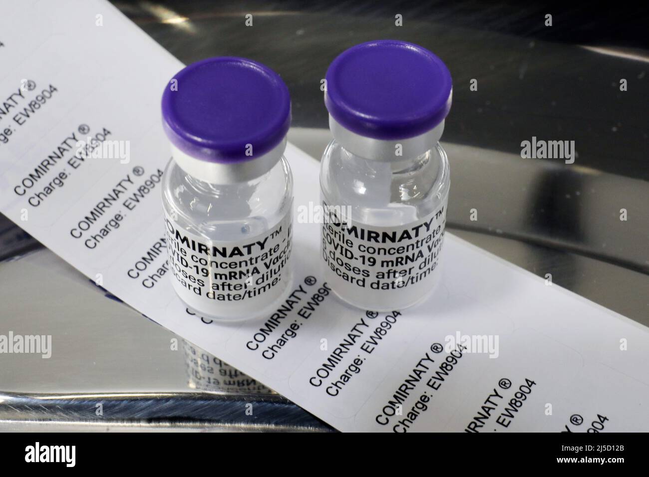 Rathenow, 14.04.2021 - Impfdosen mit BioNTech Pfizer Wirkstoff Comirnaty mit Anzahl der Hersteller-Charge. [Automatisierte Übersetzung] Stockfoto