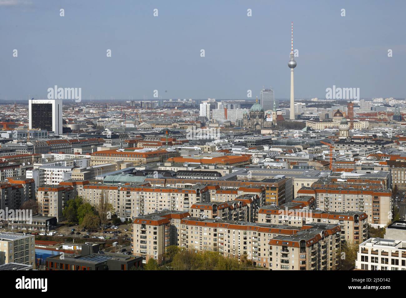 Berlin, 19.04.2021 - Blick über Berlin auf den Fernsehturm am Alexanderplatz. [Automatisierte Übersetzung] Stockfoto