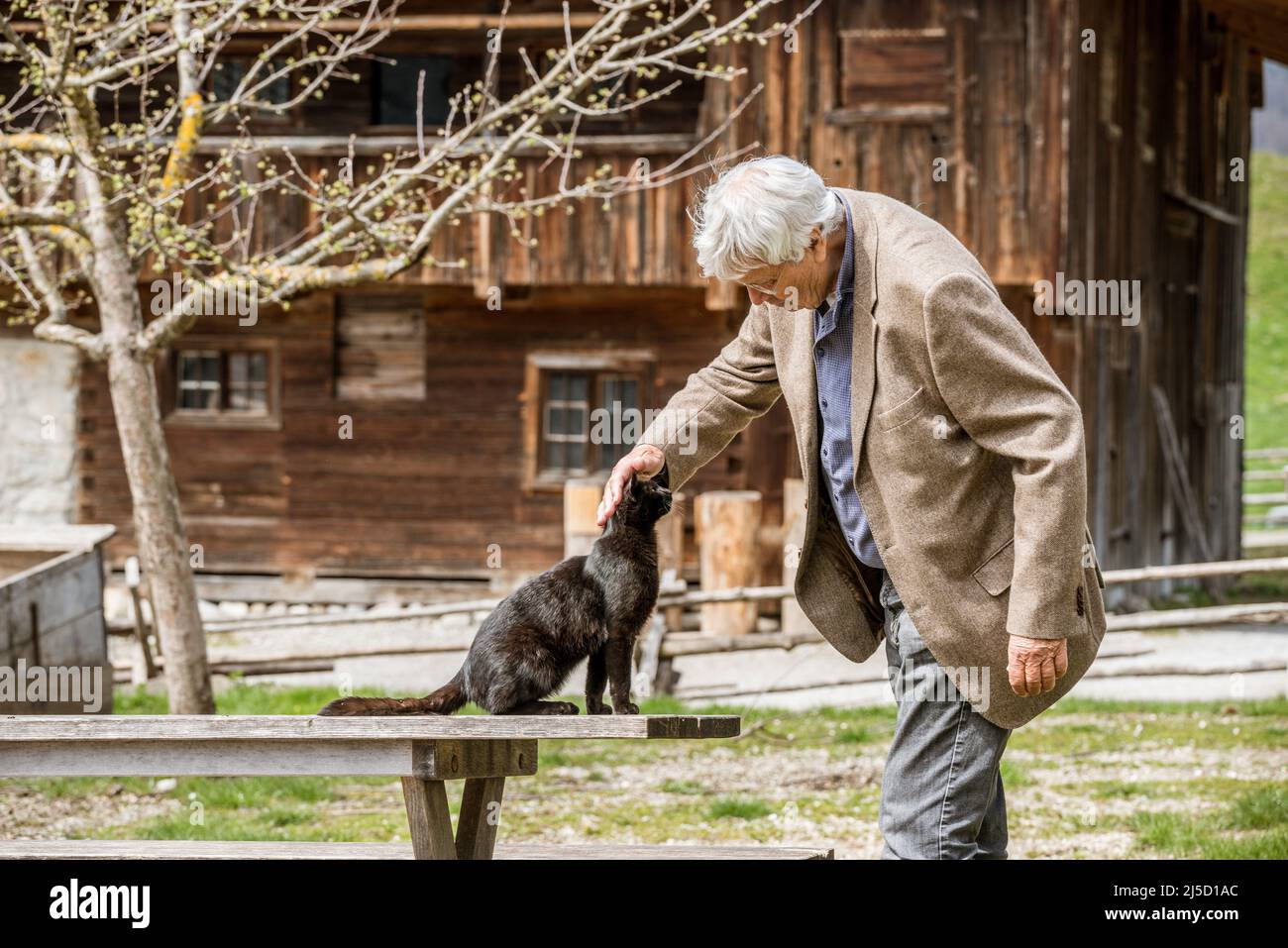 Kabarettist und Filmemacher Gerhard Polt im Bauernmuseum von Markus Wasmeier am Schliersee [automatisierte Übersetzung] Stockfoto