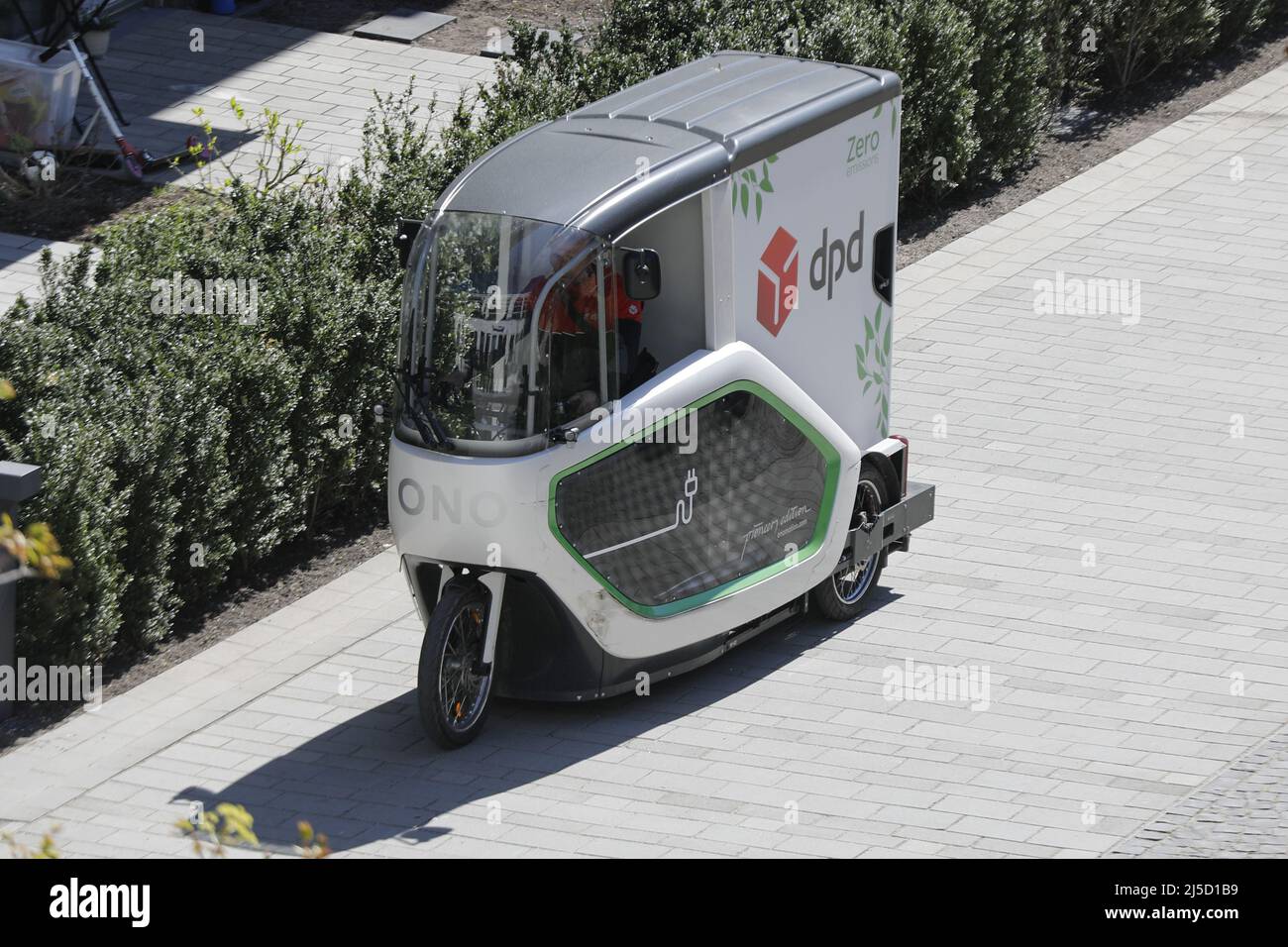 Berlin, 27.04.2021 - der paketzustelldienst von dpd liefert Pakete mit einem E-Bike-Zustellfahrzeug [automatisierte Übersetzung] Stockfoto