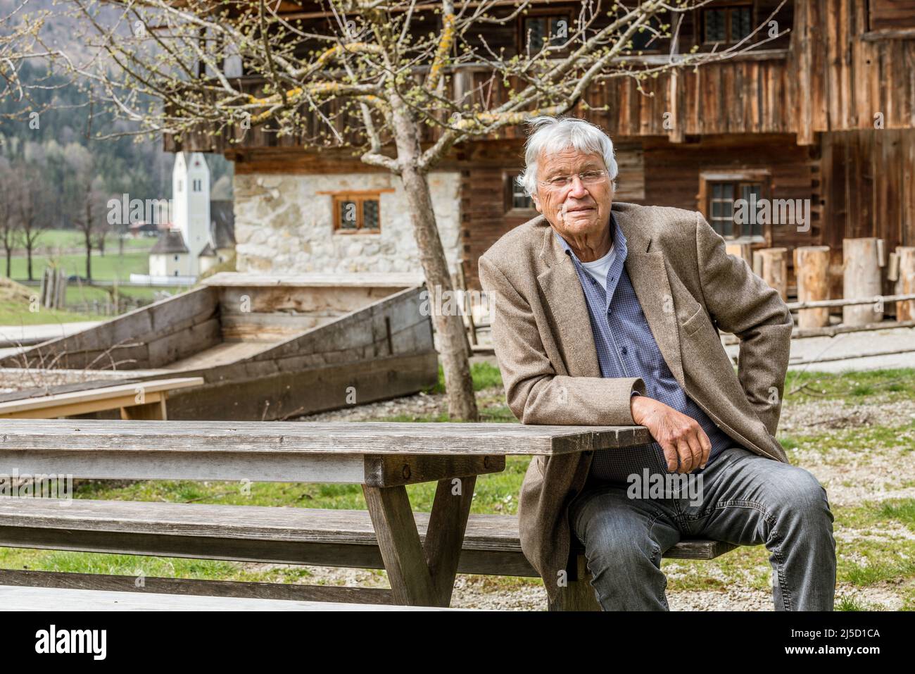 Kabarettist und Filmemacher Gerhard Polt im Bauernmuseum von Markus Wasmeier am Schliersee [automatisierte Übersetzung] Stockfoto