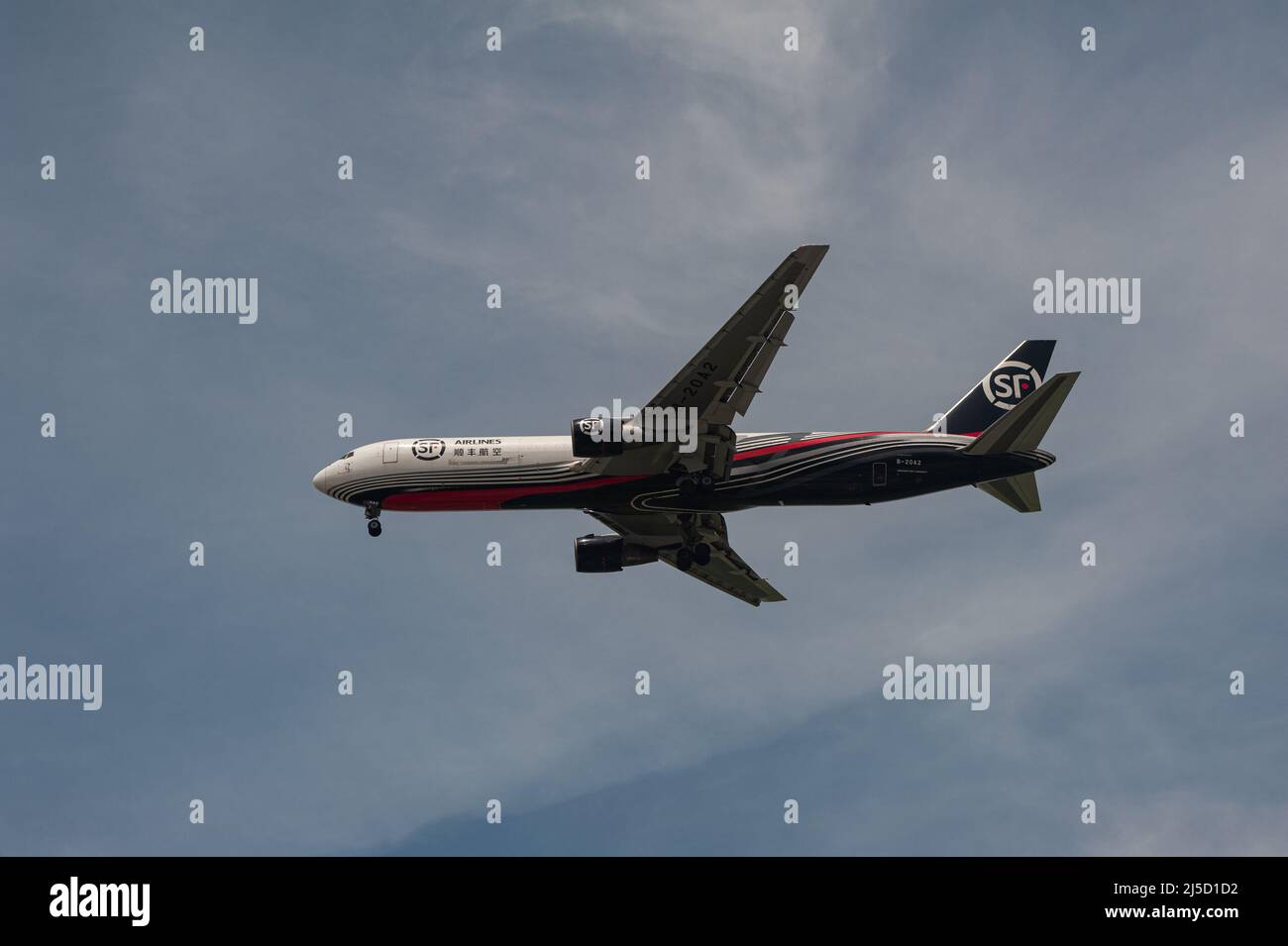 01. Mai 2021, Singapur, Republik Singapur, Asien - ein Frachtflugzeug der SF Airlines (Shun Feng Airlines) vom Typ Boeing 767-300 BCF mit der Registrierung B-20A2 auf dem Anflug auf den Changi International Airport während der anhaltenden Corona-Krise. [Automatisierte Übersetzung] Stockfoto