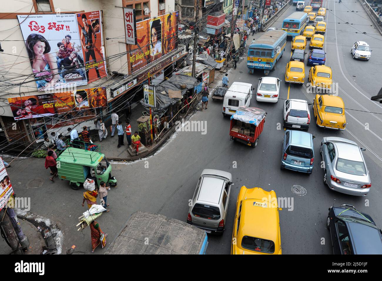 21.02.2011, Kalkutta (Kalkutta), Westbengalen, Indien, Asien - erhöhte Ansicht einer täglichen Straßenszene und Verkehrschaos mit gelben Ambassador-Taxis in der indischen Metropole. [Automatisierte Übersetzung] Stockfoto