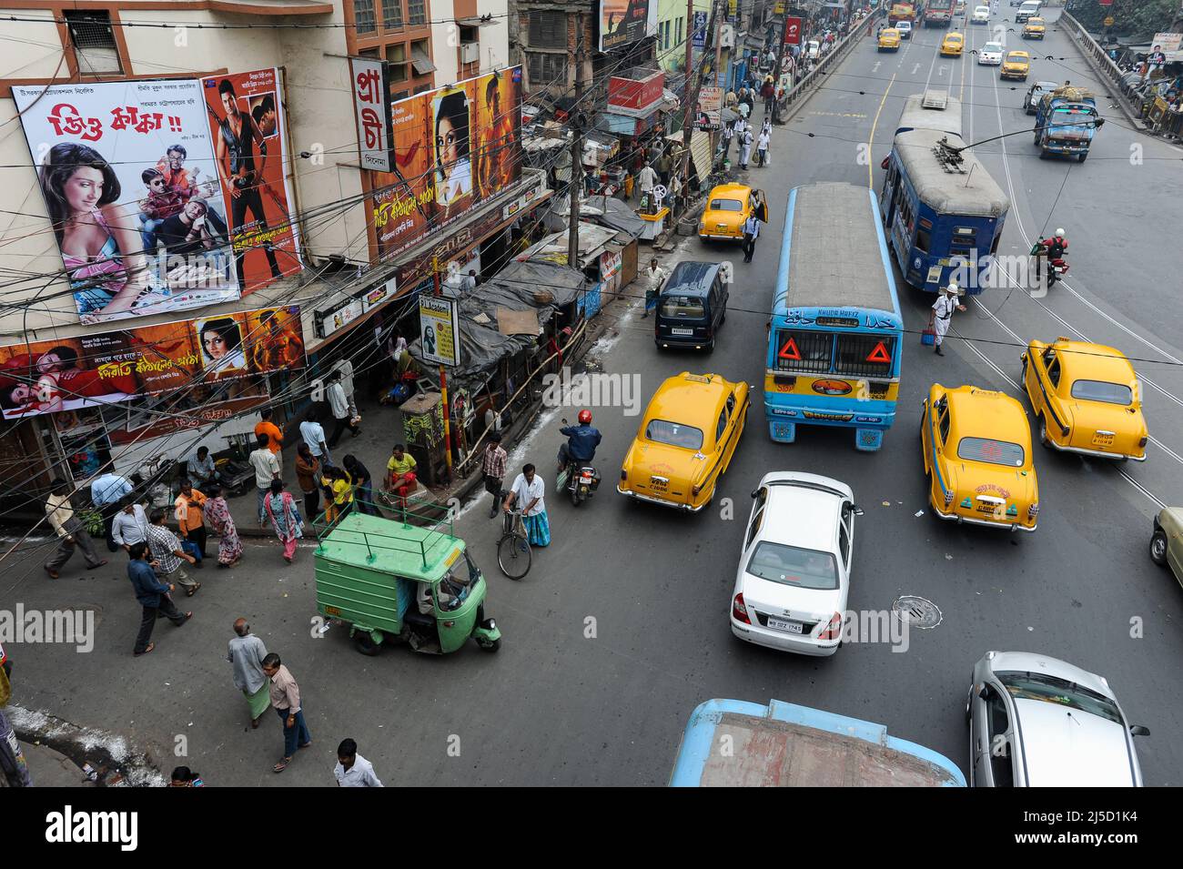 21.02.2011, Kalkutta (Kalkutta), Westbengalen, Indien, Asien - erhöhte Ansicht einer täglichen Straßenszene und Verkehrschaos mit gelben Ambassador-Taxis in der indischen Metropole. [Automatisierte Übersetzung] Stockfoto