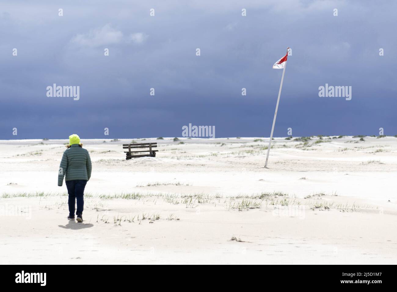 Amrum Island, Wittduen, 25.05.2021 - Frau mit gelbem Hut am Strand von Wittduen auf der Insel Amrum.aufgrund abnehmender Inzidenzwerte ist eine Reise wieder möglich. Reise nach Schleswig Holstein nur mit negativem Testergebnis. Vor Ort muss alle 72 Stunden erneut ein Corona-Schnelltest durchgeführt werden. [Automatisierte Übersetzung] Stockfoto