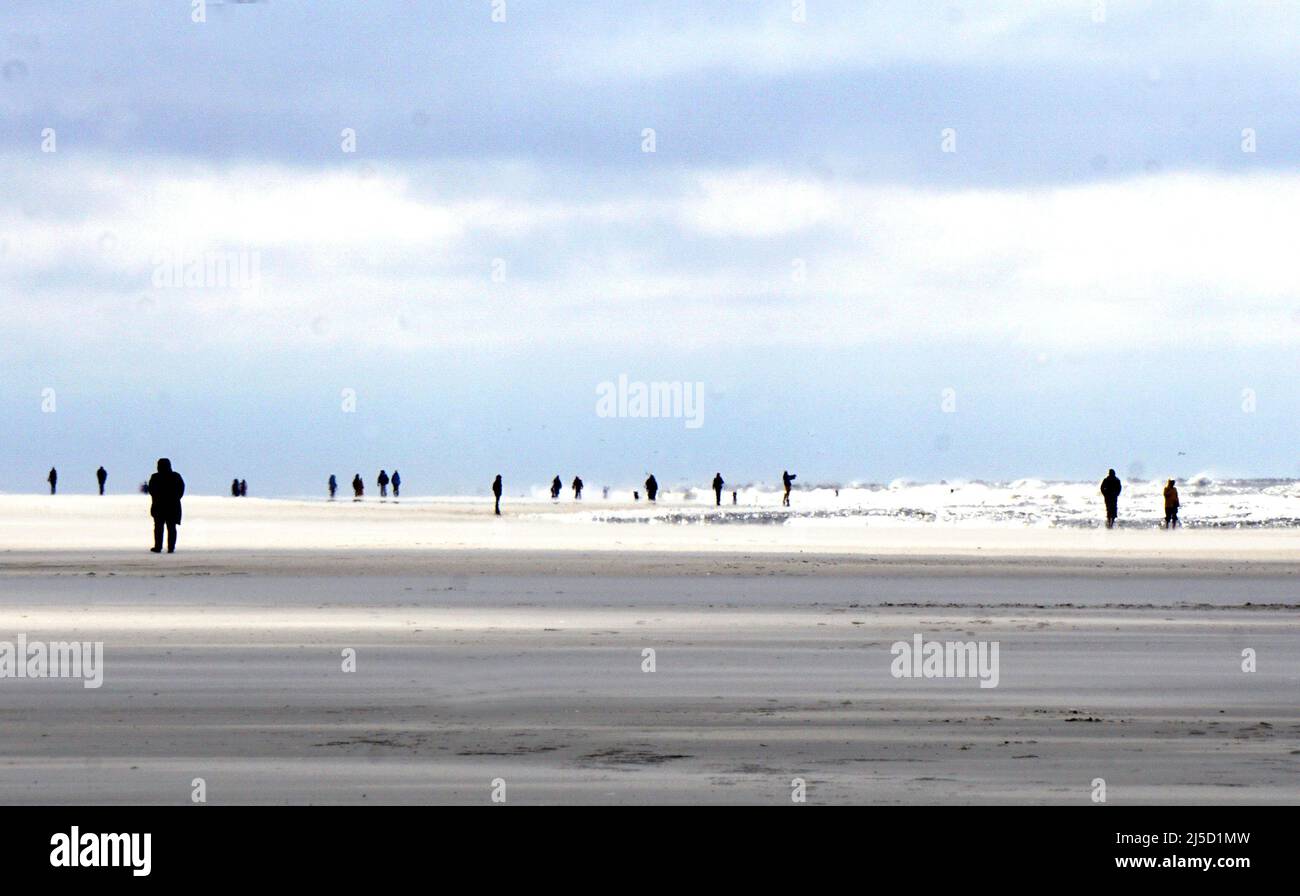 Insel Amrum, Sueddorf, 27.05.2021 - Urlauber wandern am Strand von Sueddorf bei kühlen Temperaturen. Aufgrund abnehmender Inzidenzwerte ist ein Weiterreisen wieder möglich. Reisen nach Schleswig Holstein ist nur mit negativem Testergebnis erlaubt. Vor Ort muss alle 72 Stunden erneut ein Corona-Schnelltest durchgeführt werden. [Automatisierte Übersetzung] Stockfoto