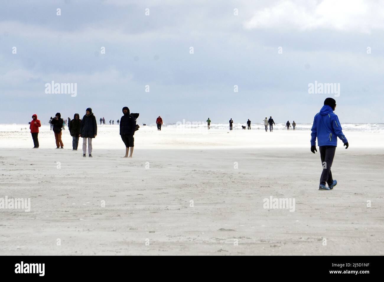 Insel Amrum, Sueddorf, 27.05.2021 - Urlauber wandern am Strand von Sueddorf bei kühlen Temperaturen. Aufgrund abnehmender Inzidenzwerte ist ein Weiterreisen wieder möglich. Reisen nach Schleswig Holstein ist nur mit negativem Testergebnis erlaubt. Vor Ort muss alle 72 Stunden erneut ein Corona-Schnelltest durchgeführt werden. [Automatisierte Übersetzung] Stockfoto