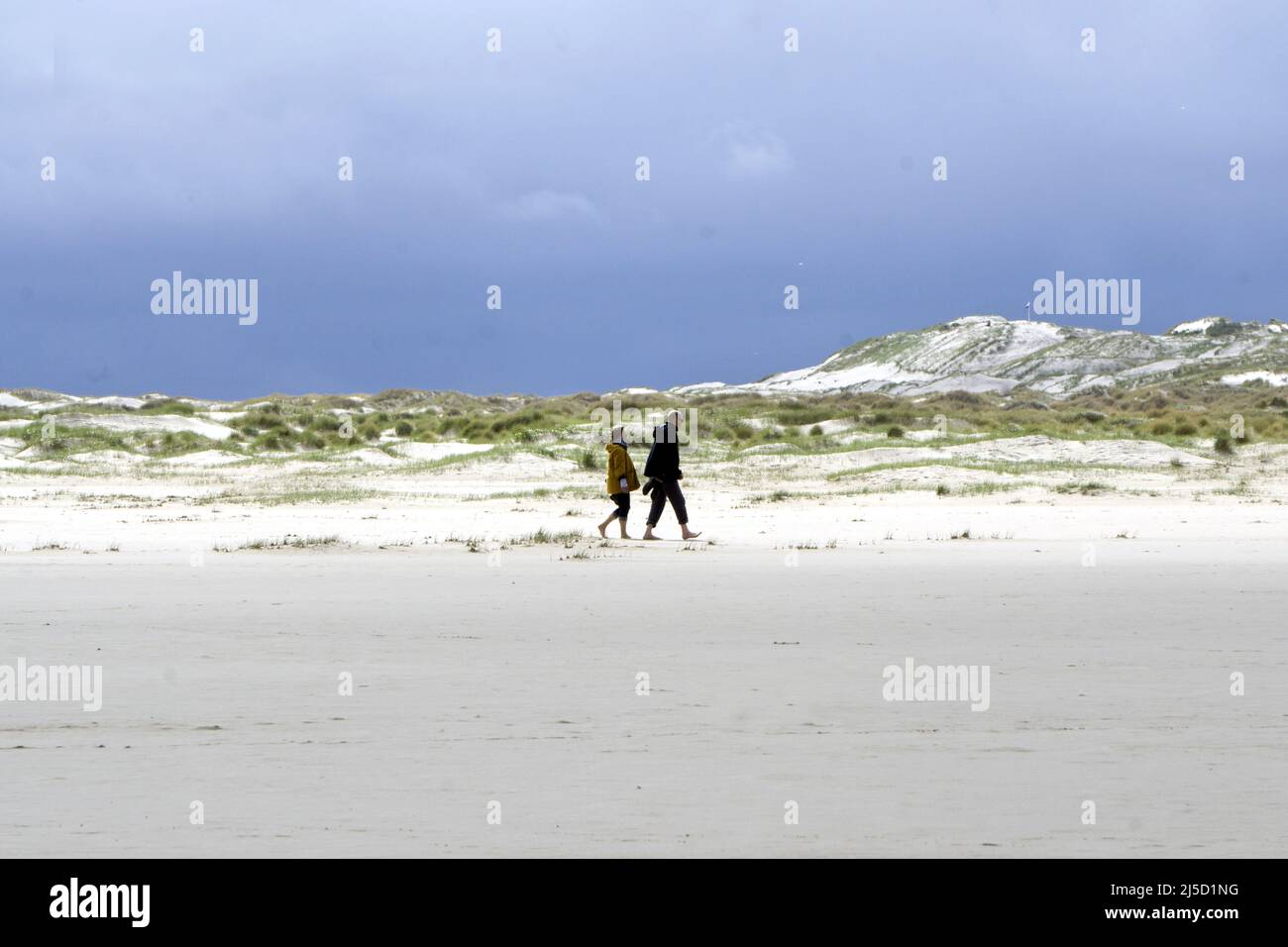 Insel Amrum, Wittduen, 25.05.2021 - Urlauber am Strand von Wittduen auf der Insel Amrum.aufgrund sinkender Inzidenzwerte ist das Reisen wieder möglich. Reise nach Schleswig Holstein nur mit negativem Testergebnis. Vor Ort muss alle 72 Stunden erneut ein Corona-Schnelltest durchgeführt werden. [Automatisierte Übersetzung] Stockfoto