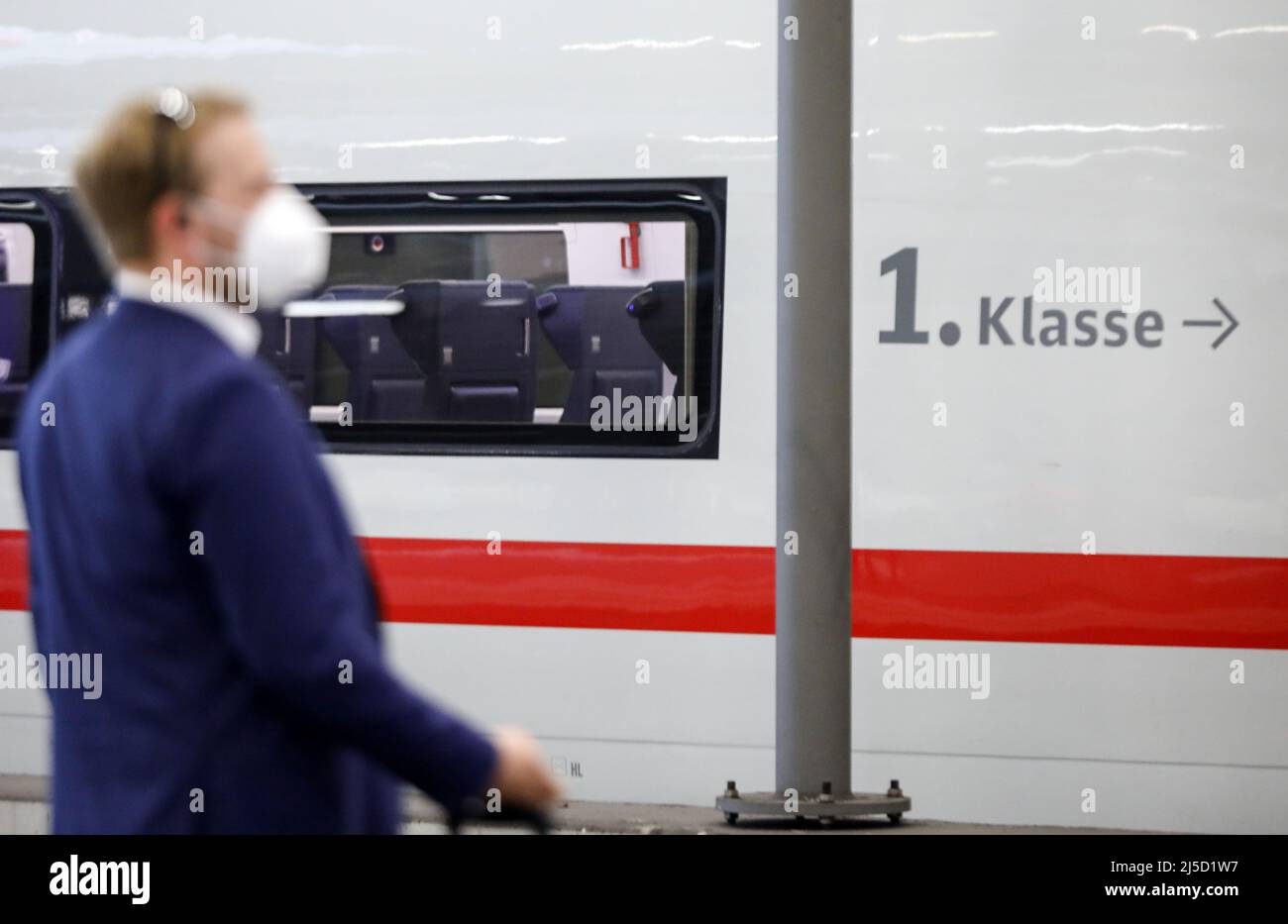 Berlin, 08.06.2021 - Ein Fahrgast mit einer FFP2-Maske steht vor dem 1.-Klassen-Abteil eines ICE-Zuges am Berliner Bahnhof. [Automatisierte Übersetzung] Stockfoto