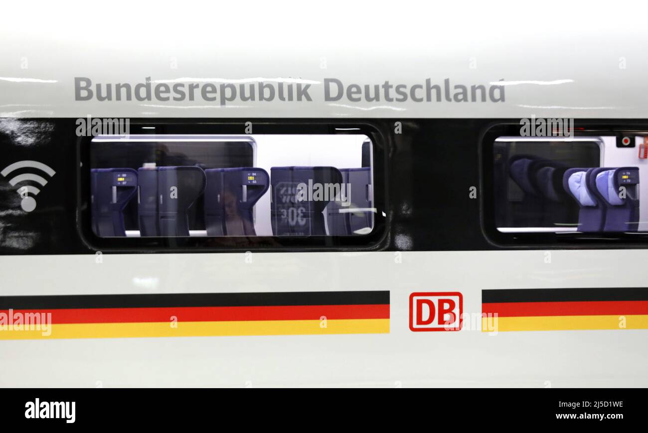 'Berlin, 08.06.2021 - ein ICE 4 Wagen der Deutschen Bahn mit der Aufschrift Bundesrepublik Deutschland. Anlässlich der 30-jährigen Hochgeschwindigkeitszüge in Deutschland wurde diese ICE 4 zur Bundesrepublik Deutschland getauft. [Automatisierte Übersetzung]' Stockfoto