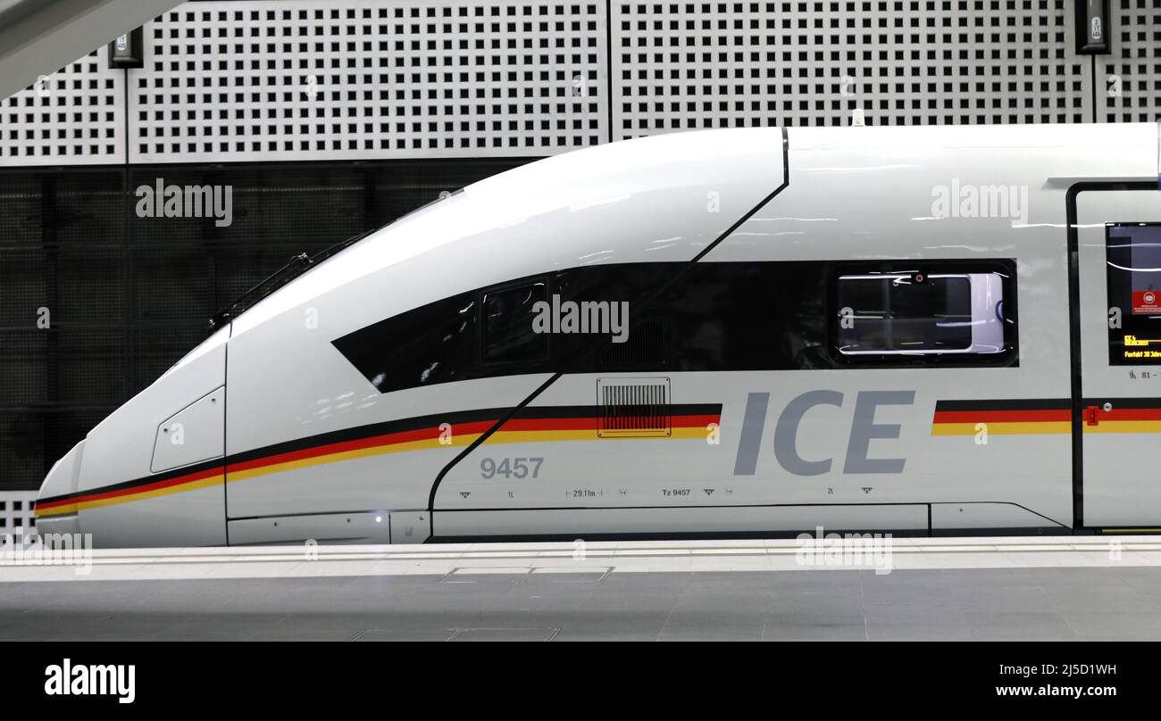 'Berlin, 08.06.2021 - eine ICE 4 der Deutschen Bahn mit der Aufschrift Bundesrepublik Deutschland. Aus Anlass des 30-jährigen Hochgeschwindigkeitszuges in Deutschland wurde diese ICE 4 als "Bundesrepublik Deutschland" bezeichnet. [Automatisierte Übersetzung]' Stockfoto