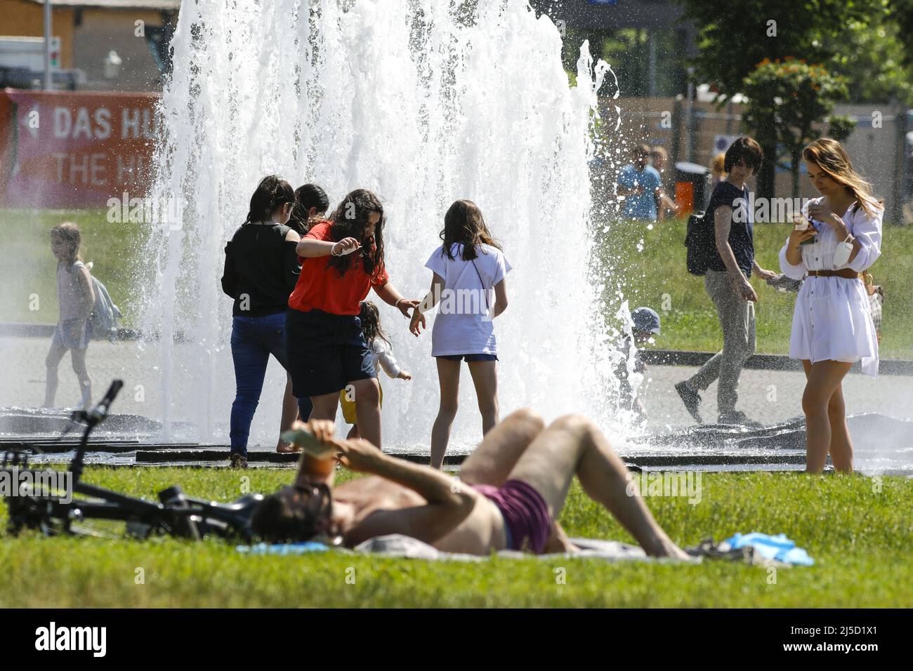 Berlin, 05.06.2021 - der Sommer ist endlich da, die Menschen genießen das Sommerwetter im Berliner Lustgarten. Aufgrund der sinkenden Inzidenzwerte und des Endes der Sperre kehrt das normale Leben in die Städte zurück. [Automatisierte Übersetzung] Stockfoto