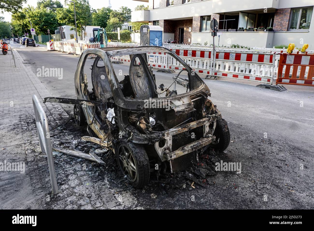 Berlin, 12.07.2021 - Burnt Out Smart in Berlin Kreuzberg. In Berlin brennen statistisch gesehen fast täglich zwei Autos. Oft ist Brandstiftung die Ursache. [Automatisierte Übersetzung] Stockfoto