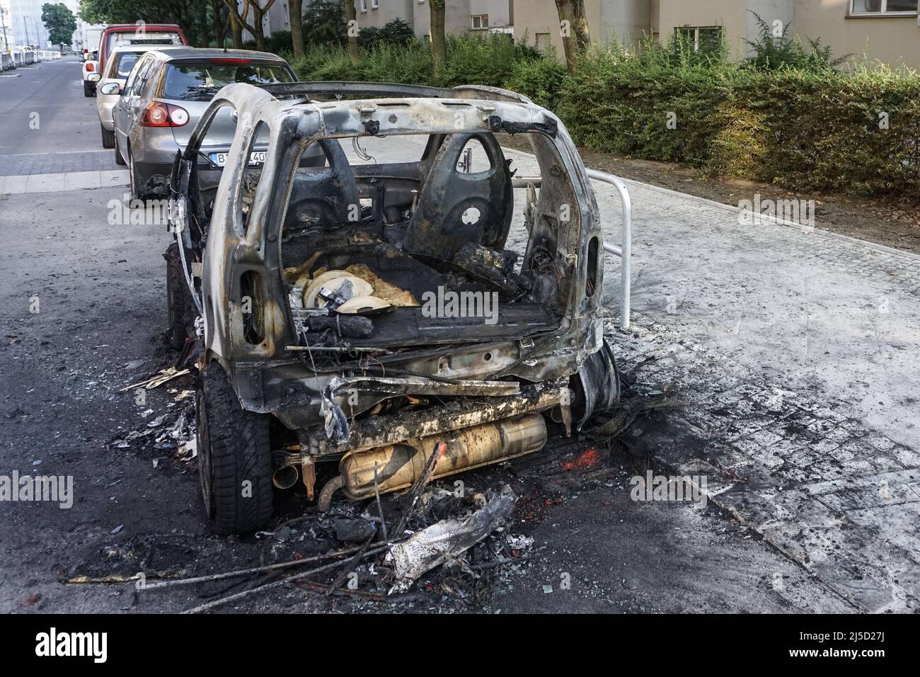 Berlin, 12.07.2021 - Burnt Out Smart in Berlin Kreuzberg. In Berlin brennen statistisch gesehen fast täglich zwei Autos. Oft ist Brandstiftung die Ursache. [Automatisierte Übersetzung] Stockfoto