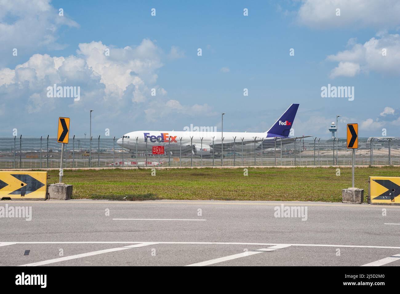 10. August 2021, Singapur, Republik Singapur, Asien - Ein Frachtflugzeug des Federal Express (FedEx) Boeing 767-300 F (er) mit der Registrierung N107FE am internationalen Flughafen Singapur Changi während der anhaltenden Corona-Krise. [Automatisierte Übersetzung] Stockfoto