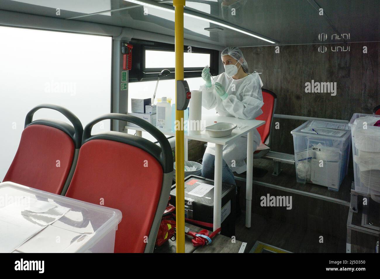 Berlin, 1. Oktober 2021 - Im Berliner Impfbus Wird Eine Spritze mit Moderna-Impfstoff erstellt. Die Berliner Impfbusse fahren ab Oktober durch die Hauptstadt. [Automatisierte Übersetzung] Stockfoto