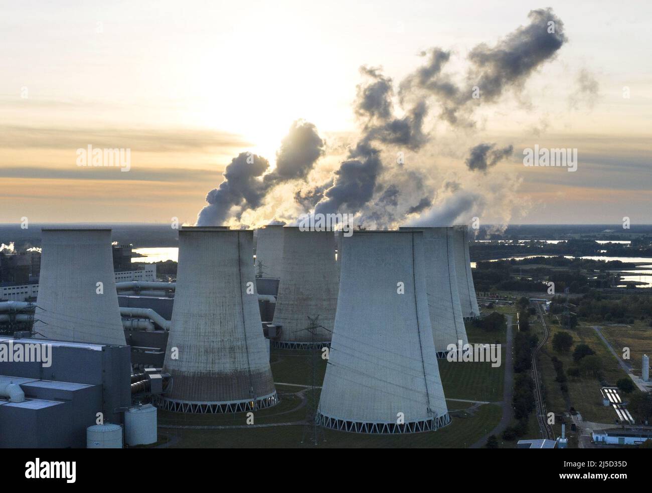 Jaenschwalde, 02.10.2021 - Luftaufnahme des Braunkohlekraftwerks Jaenschwalde der LEAG Lausitz Energie Kraftwerke AG. Der Ausstieg aus der Kohleerzeugung soll bis 2038 erfolgen. [Automatisierte Übersetzung] Stockfoto