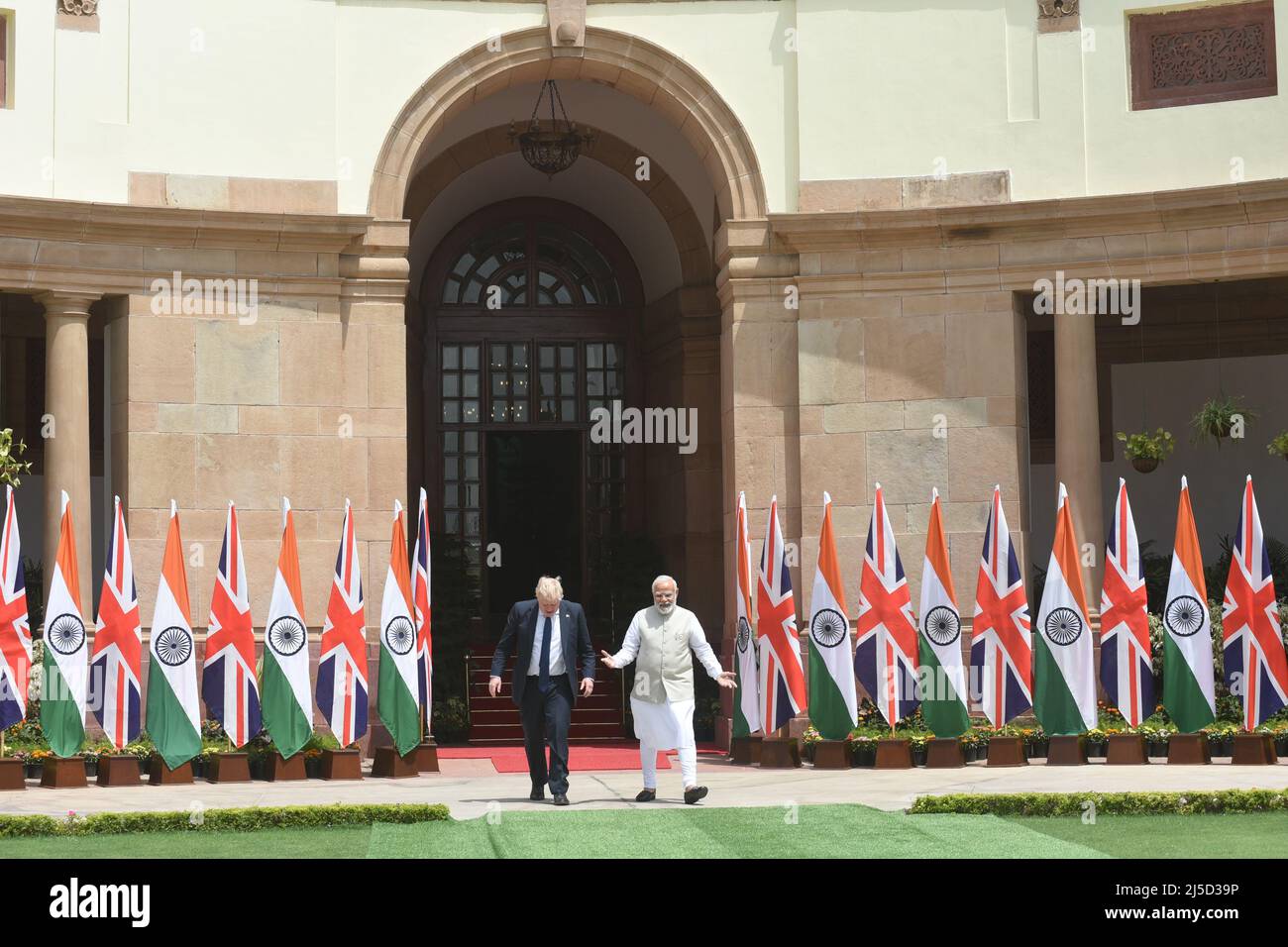 Neu-Delhi, Indien. 22. April 2022. Der britische Premierminister Boris Johnson und sein indischer Amtskollege Narendra Modi vor ihren Gesprächen im Hyderabad-Haus. Boris Johnson ist auf einem zweitägigen Besuch in Indien. (Bild: © Sondeep Shankar/Pacific Press via ZUMA Press Wire) Bild: ZUMA Press, Inc./Alamy Live News Stockfoto