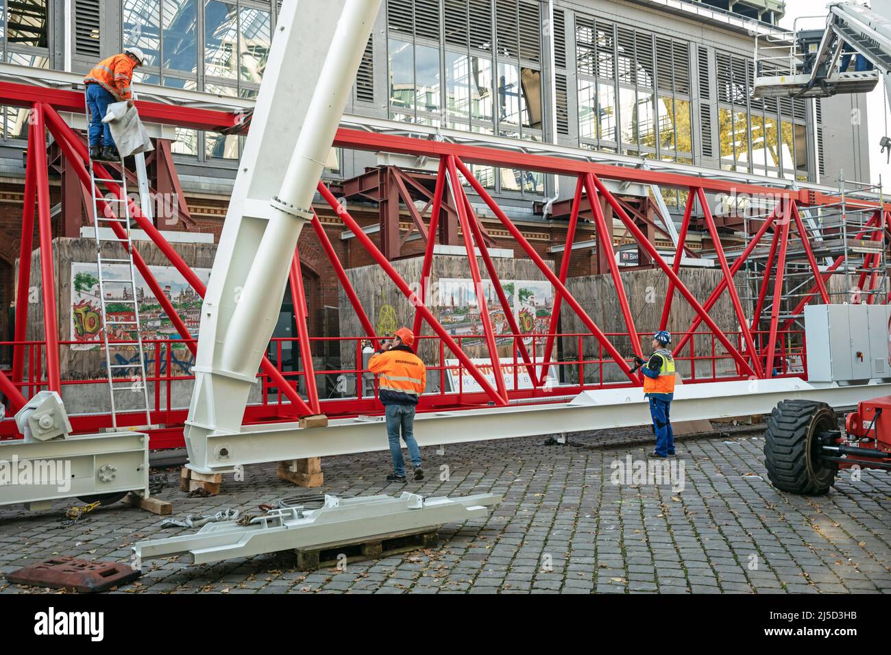 Deutschland, Berlin, 31. Oktober 2021. Bauarbeiten am Ostbahnhof am 31. Oktober 2021. Geplant ist, eine 75 Meter lange Stahlkonstruktion in einer Höhe von mehr als 40 Metern über dem nördlichen Hallendach des Ostbahnhofs so zu platzieren, dass sie über die gesamte Länge hin- und herbewegt werden kann. Von diesem Brückenträger aus wird die Eisenbahn das Hallendach sanieren. Die Schutzbrücke wiegt sechzig Tonnen und ist siebzig Meter lang. [Automatisierte Übersetzung] Stockfoto