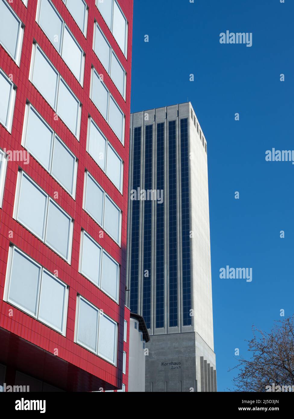 Zürich, Schweiz - März 5. 2022: Geschäfts- und Industriegebäude in der Innenstadt Stockfoto