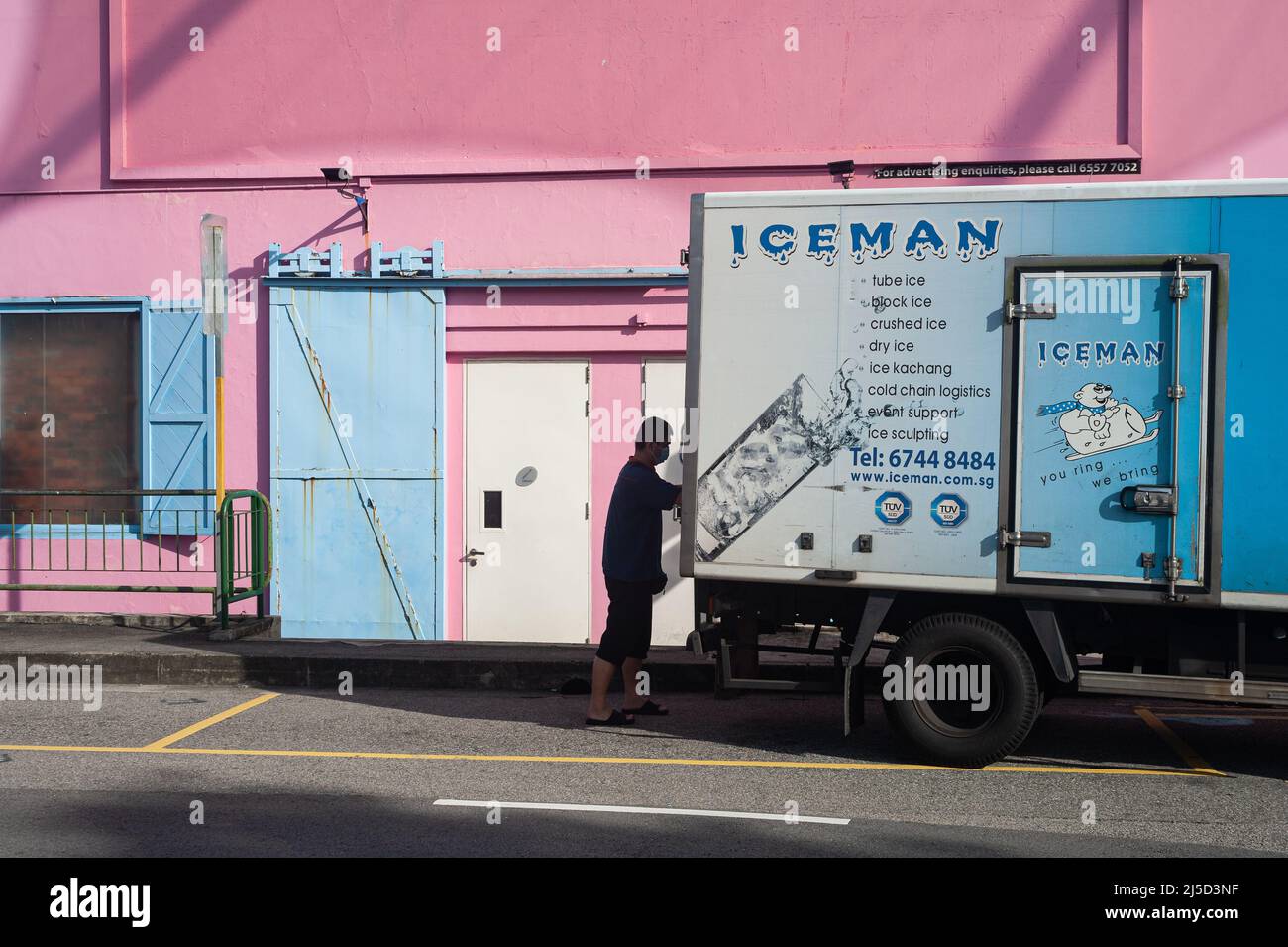 12. Nov. 2021, Singapur, Republik Singapur, Asien - der Alltag zeigt einen Eislieferer mit seinem Van am Straßenrand in Clarke Quay. [Automatisierte Übersetzung] Stockfoto