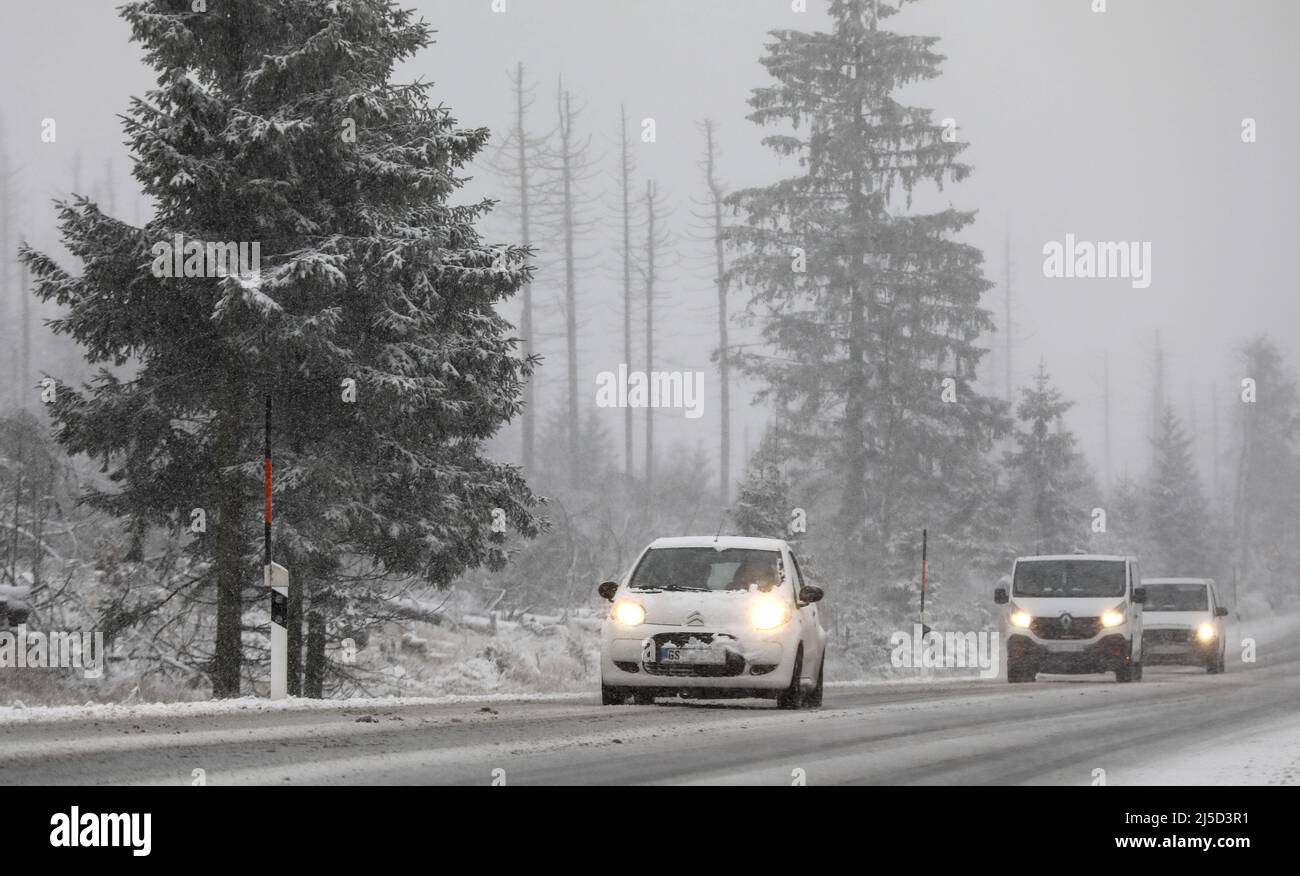 Oderbrück, 26.11.2021 - Autos fahren langsam über die verschneite Bundesstraße B4 bei Oderbrück. Auch in den nächsten Tagen ist im Oberharz mit Schneefall zu rechnen. [Automatisierte Übersetzung] Stockfoto
