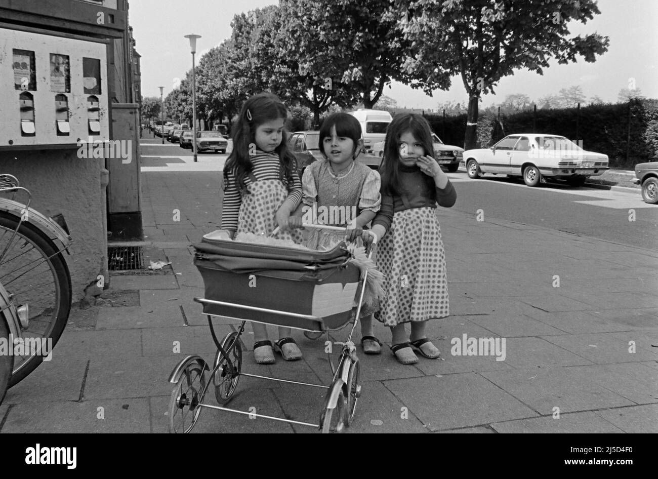 Essen, 20.05.1983 - Türkische Mädchen spielen mit einem Kinderwagen in einer Moschee in Essen. [Automatisierte Übersetzung] Stockfoto