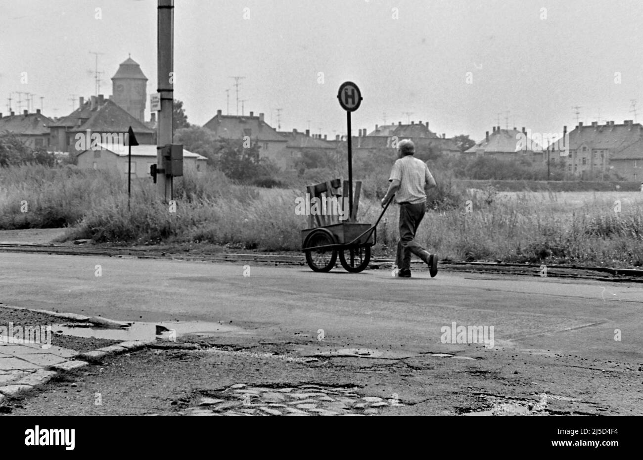 Leipzig,12.07.1991 - Mann mit Handwagen im Leipziger Stadtteil Böhlitz Ehrenberg. [Automatisierte Übersetzung] Stockfoto