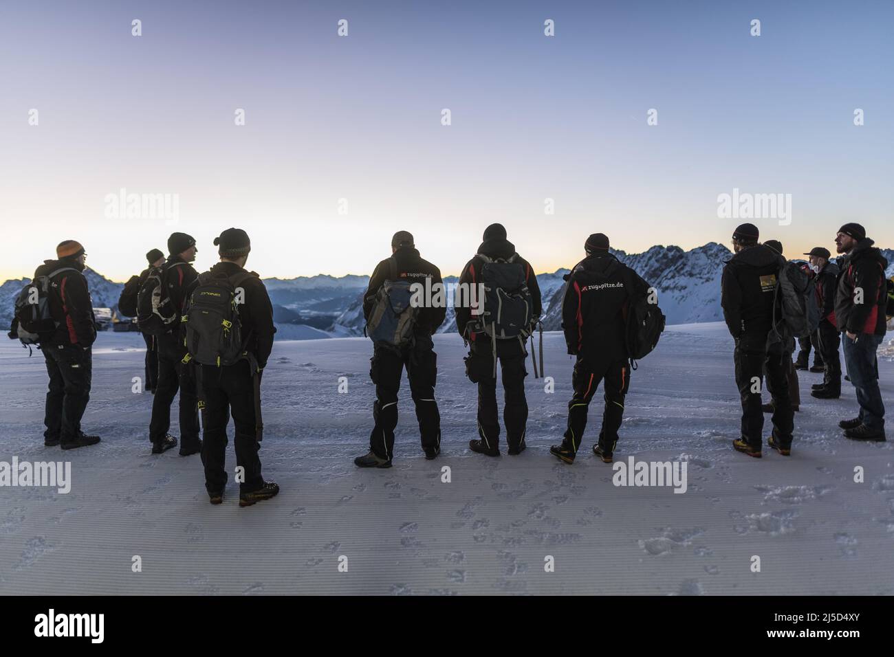 Jeden Morgen, vor Beginn des Skisports, trifft sich die Avalanche-Kommission auf dem Zugspitzplatt, um die Gefahrensituation zu beurteilen. An diesem Morgen ist das Treffen kurz: Der Schnee hat sich gelegt, es gibt keine Gefahr, Zugspitze, Zugspitzbahn, Schneeferner, Winter, Lawinen, Wintersport, Pistensicherheit. [Automatisierte Übersetzung] Stockfoto