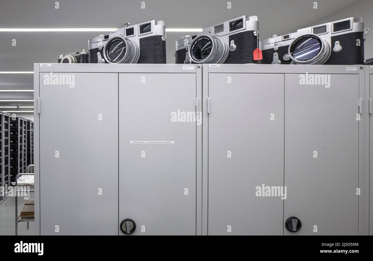 Deutschland Wetzlar, 02.08.2021. Große Leica Kameras für die Werbung im Leica Archiv in Wetzlar am 02.08.2021. [Automatisierte Übersetzung] Stockfoto