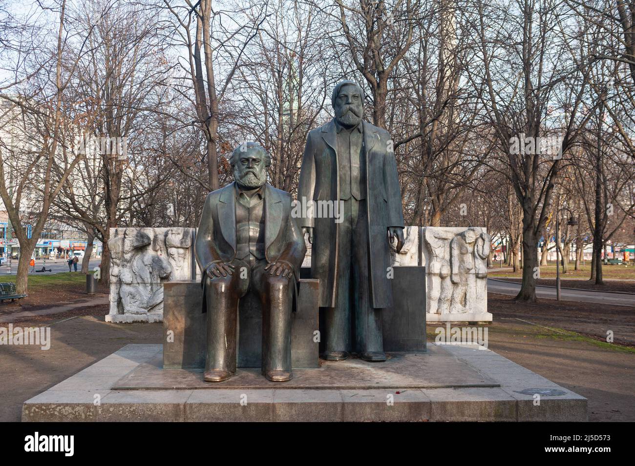 22. Dezember 2021, Berlin, Deutschland, Europa - Marx-Engels-Forum auf einer Grünfläche entlang der Karl-Liebknecht-Straße im Bezirk Mitte mit Bronzestatuen zum Gedenken an Karl Marx und Friedrich Engels, die Väter des Kommunismus. [Automatisierte Übersetzung] Stockfoto