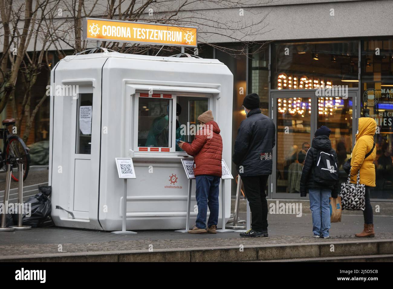 Berlin, 29. Januar 2022 - Warteschlange an einer Schnellteststation Covid19. [Automatisierte Übersetzung] Stockfoto