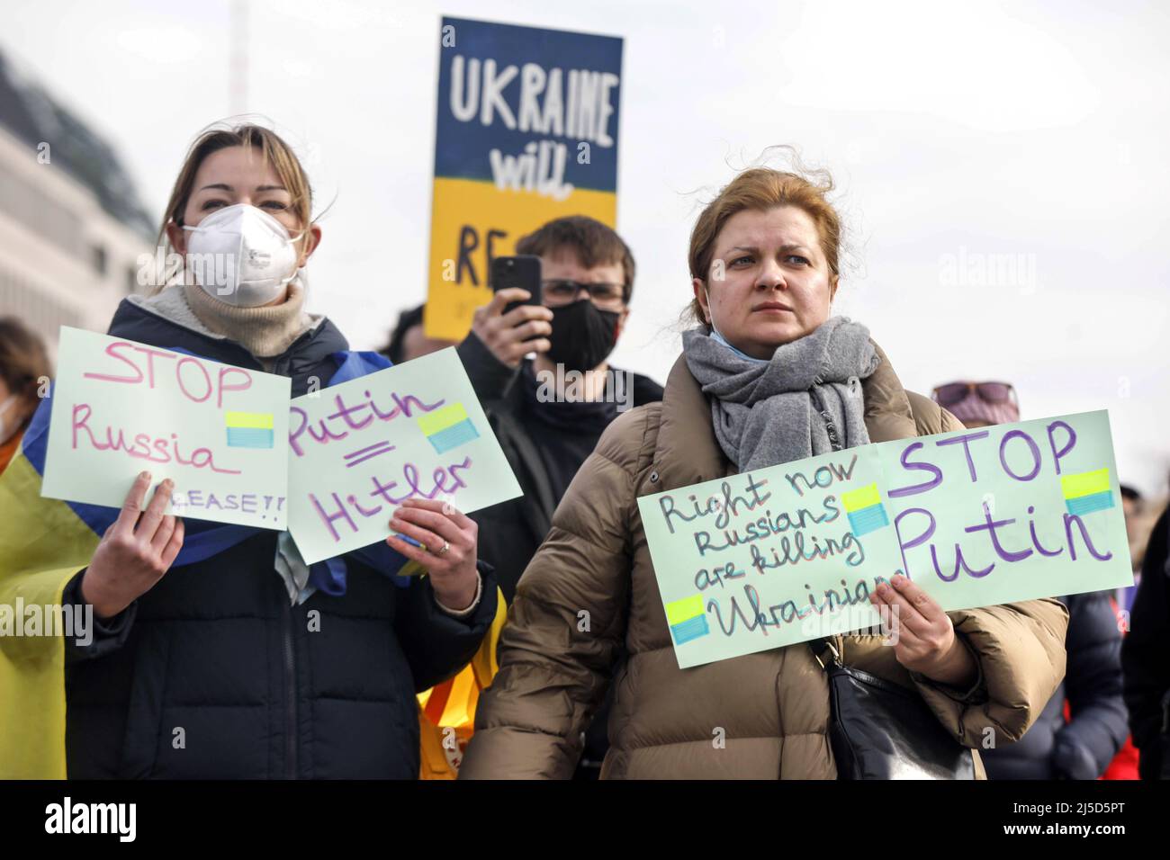 „Berlin, 24. Februar 2022 – nach dem Angriff Russlands auf die Ukraine demonstrieren Ukrainer am Brandenburger Tor unter dem Motto „Stoppt Putin, stoppt den Krieg“. [Automatisierte Übersetzung]' Stockfoto