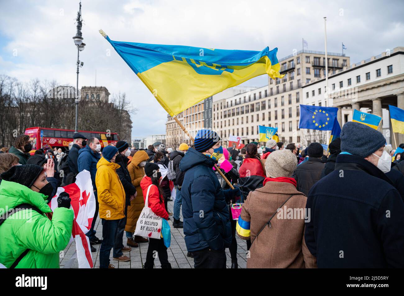 '19.02.2022, Berlin, Deutschland, Europa - Demonstration der in Berlin und Deutschland lebenden Ukrainer und Unterstützer unter dem Motto „'Solidarität mit der Ukraine - Hände weg von der Ukraine - Stoppt Putin jetzt''' gegen eine bevorstehende Invasion Russlands und einen möglichen Krieg in der Ukraine am Platz des 18 Maerz vor dem Brandenburger Tor In Berlin-Mitte. Die Demonstranten fordern den sofortigen Abzug der russischen Truppen von der ukrainischen Grenze, die Einhaltung des Minsker Waffenstillstandsabkommens und eine politische Lösung des Konflikts. [Automatisierte Übersetzung]' Stockfoto