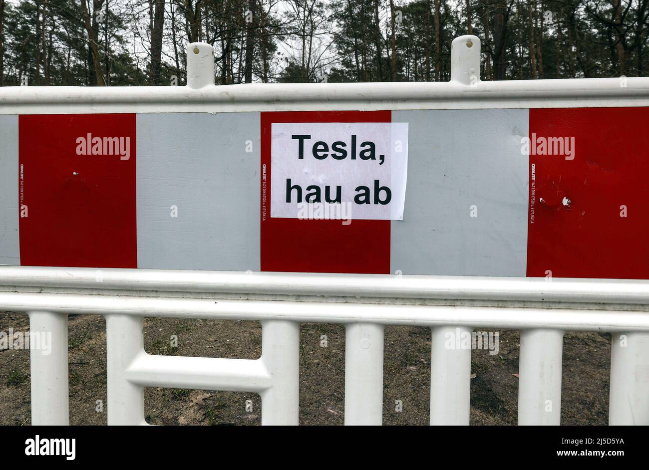 Gruenheide, 26.02.2022 - Protestschild gegen den Bau des Tesla Gigafactory in Gruenheide. Viele Bürger in und um Gruenheide sind gegen den Bau der Tesla-Fabrik. [Automatisierte Übersetzung] Stockfoto