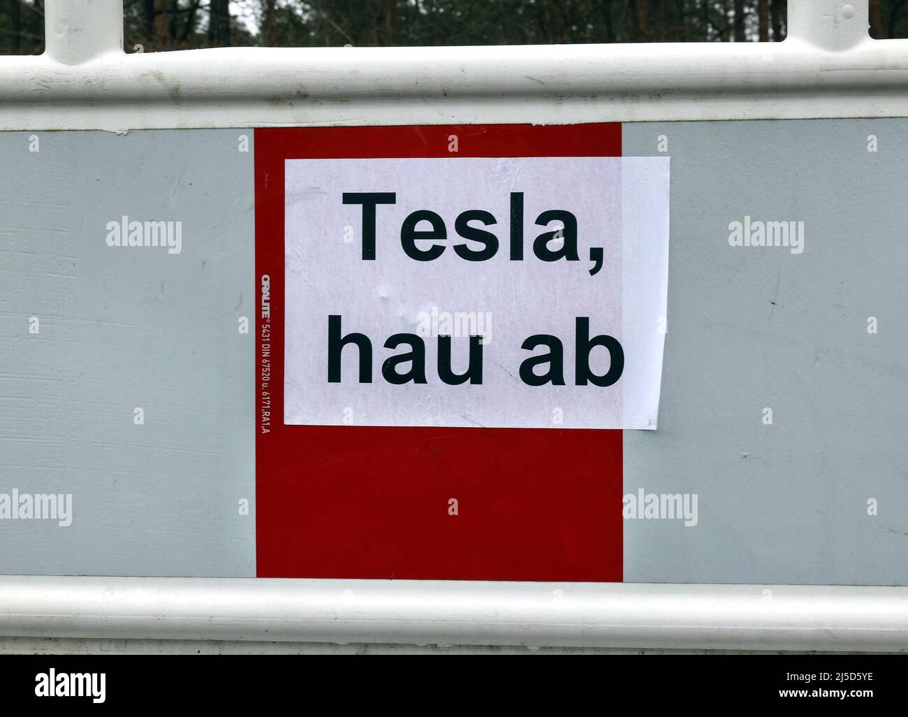 Gruenheide, 26.02.2022 - Protestschild gegen den Bau des Tesla Gigafactory in Gruenheide. Viele Bürger in und um Gruenheide sind gegen den Bau der Tesla-Fabrik. [Automatisierte Übersetzung] Stockfoto