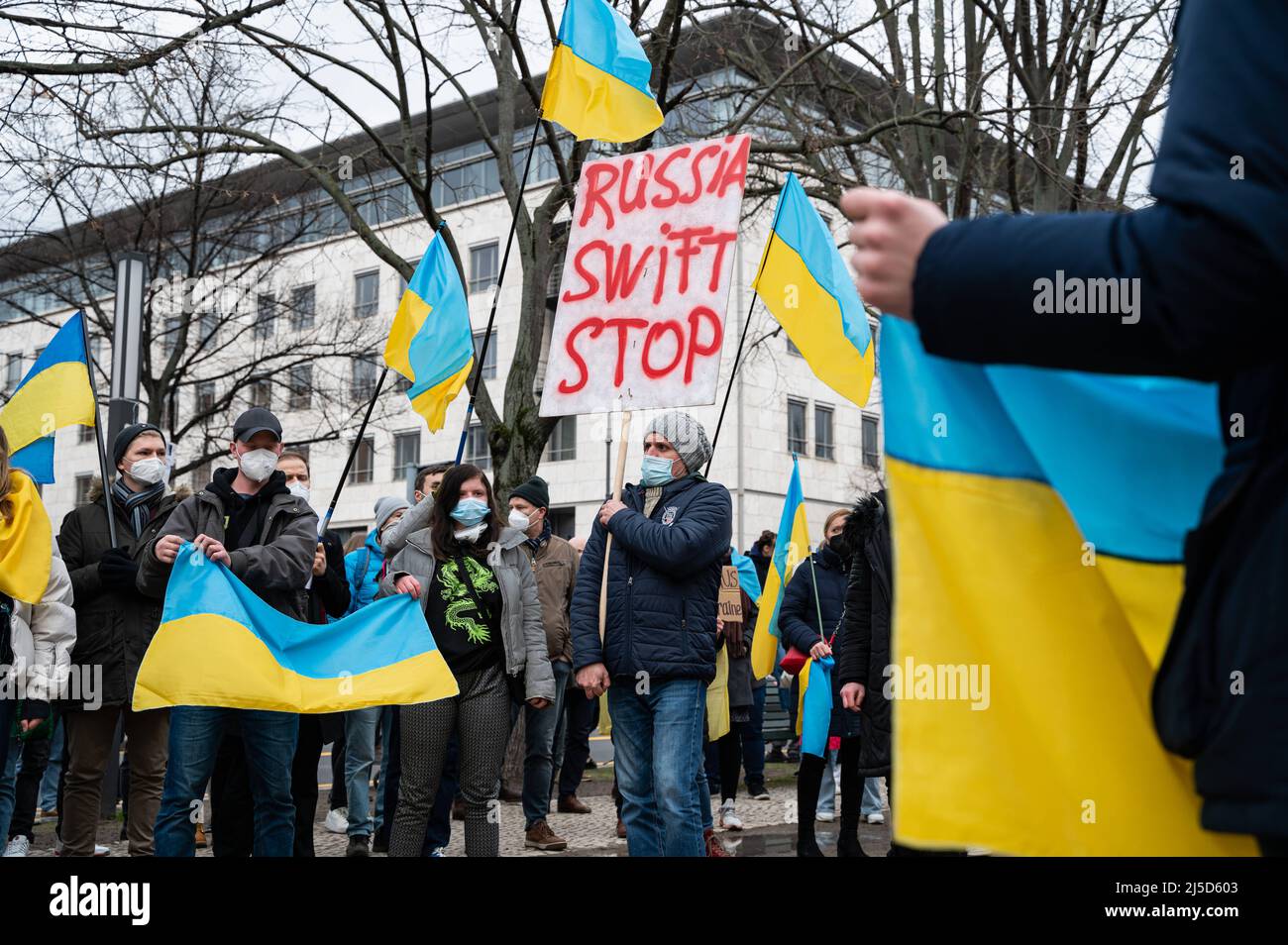 „Feb 26, 2022, Berlin, Deutschland, Europa - Demonstration vor der russischen Botschaft unter den Linden im Bezirk Mitte durch in Berlin und Deutschland lebende Ukrainer und Anhänger unter dem Motto "Solidarität mit der Ukraine" gegen die Politik des russischen Präsidenten Putin und den Krieg in der Ukraine nach dem Einmarsch russischer Soldaten und Der Beschuss ukrainischer Städte durch russische Streitkräfte. Die Demonstranten fordern den sofortigen Abzug der russischen Truppen, eine politische Lösung des Konflikts, die Unterstützung der deutschen Regierung und sofortige Sanktionen gegen Russland, wie den Ausschluss Stockfoto