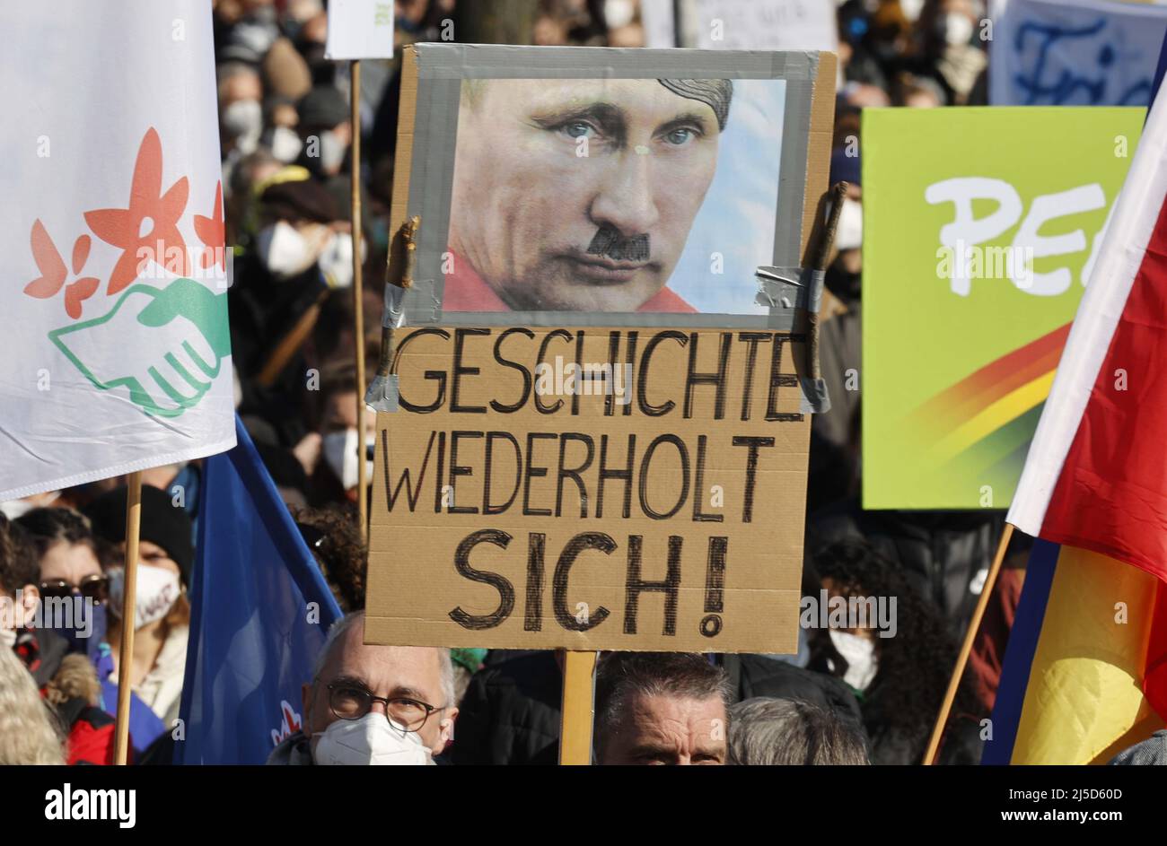 Berlin, 27.02.2022 - Tausende demonstrieren in Berlin gegen den Krieg der russischen Truppen in der Ukraine. [Automatisierte Übersetzung] Stockfoto