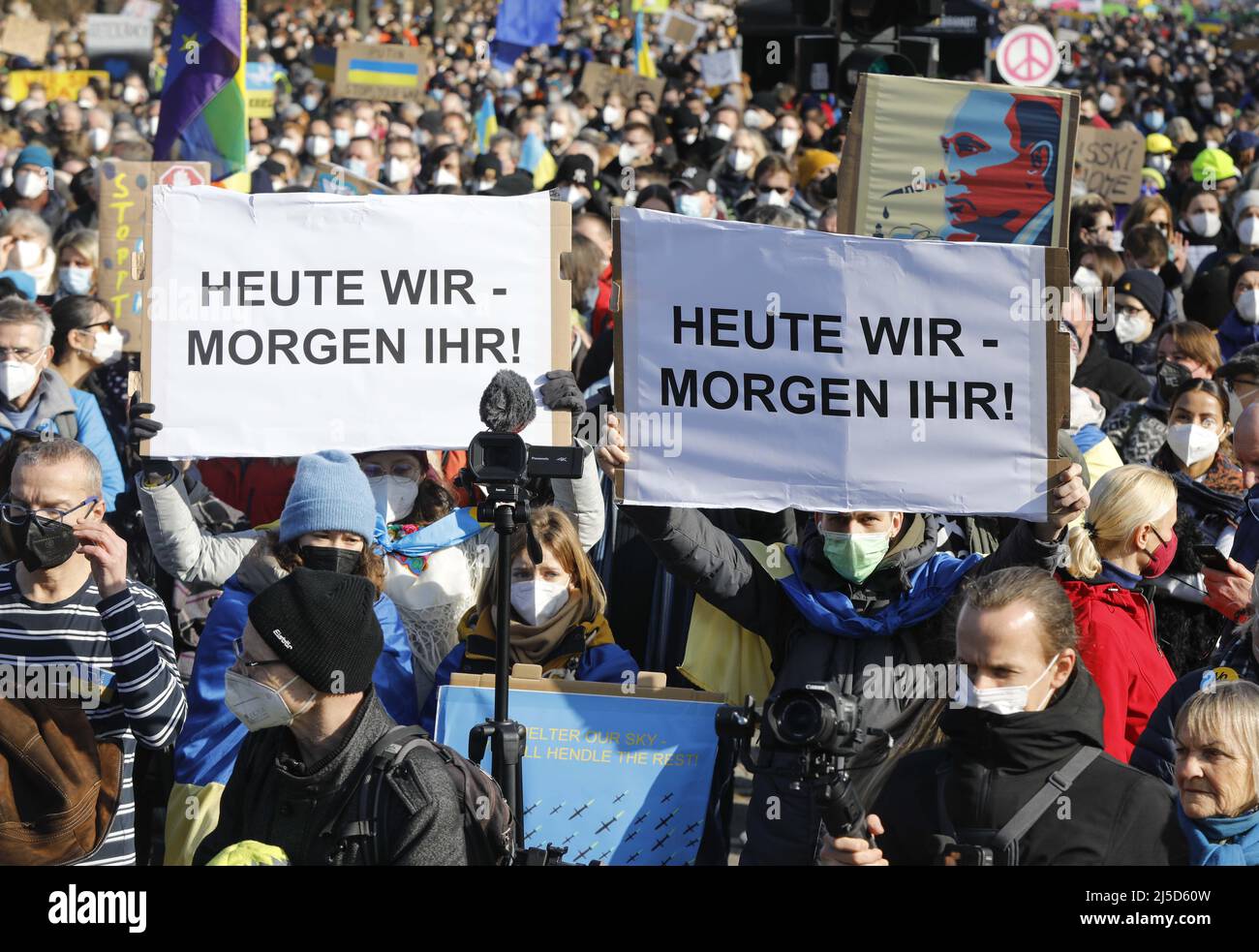 Berlin, 27.02.2022 - Tausende demonstrieren in Berlin gegen den Krieg der russischen Truppen in der Ukraine. [Automatisierte Übersetzung] Stockfoto