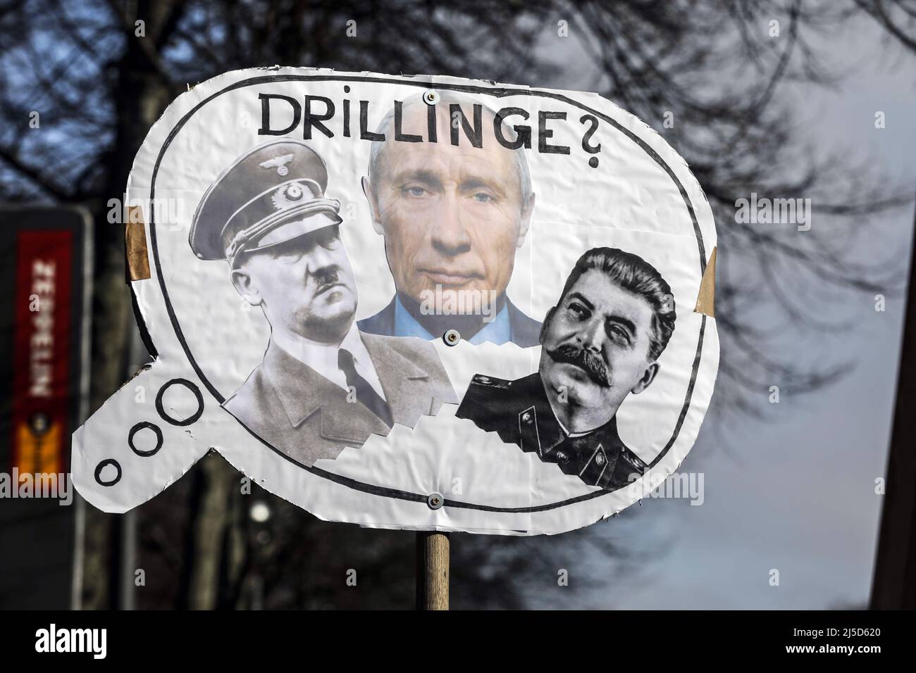Berlin, 27.02.2022 - Ein Demonstrator hält ein Bild mit Putin, Hitler und Stalin. Tausende demonstrieren in Berlin gegen den Krieg der russischen Truppen in der Ukraine. [Automatisierte Übersetzung] Stockfoto